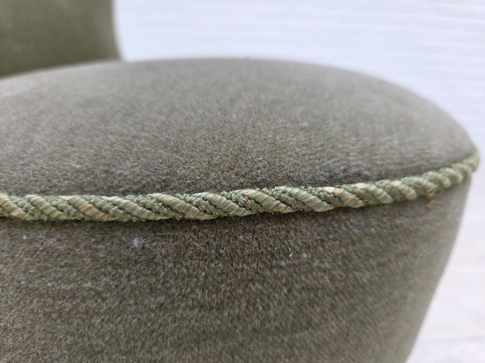Ca. jaren 1970, Deense fauteuil, groen meubelvelours. photo vinterior