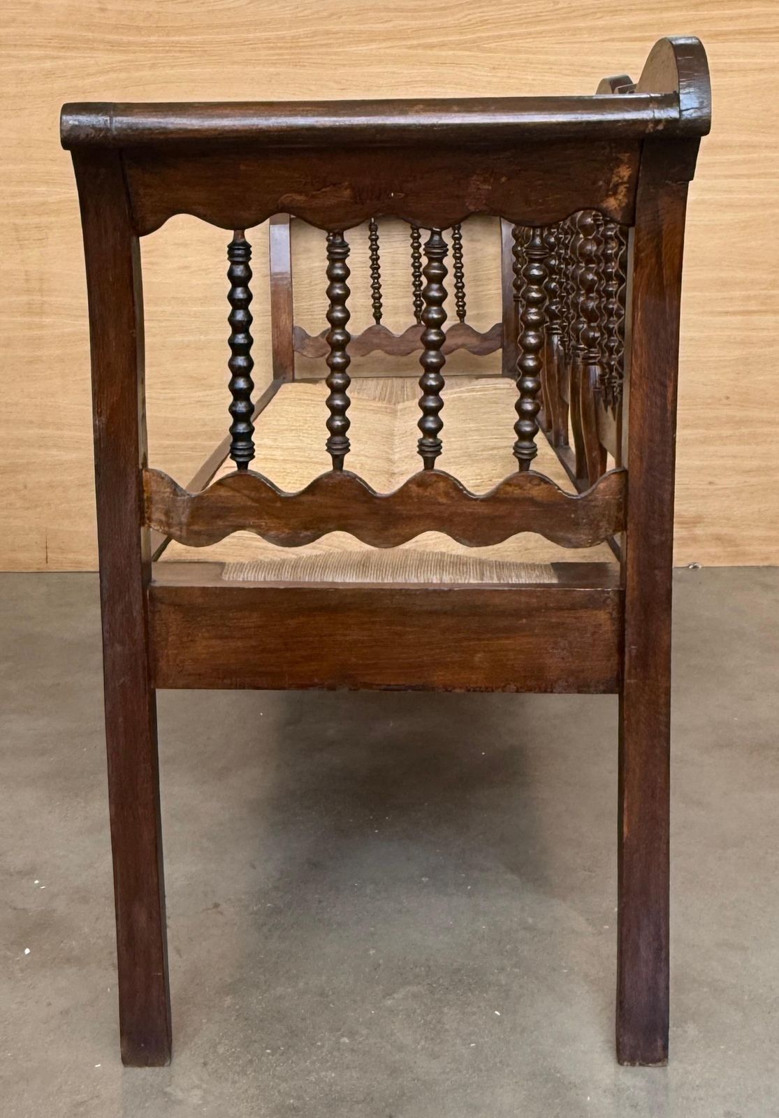 photo for sale Banc catalan du XXe siècle en noyer, siège et accoudoirs tapissés