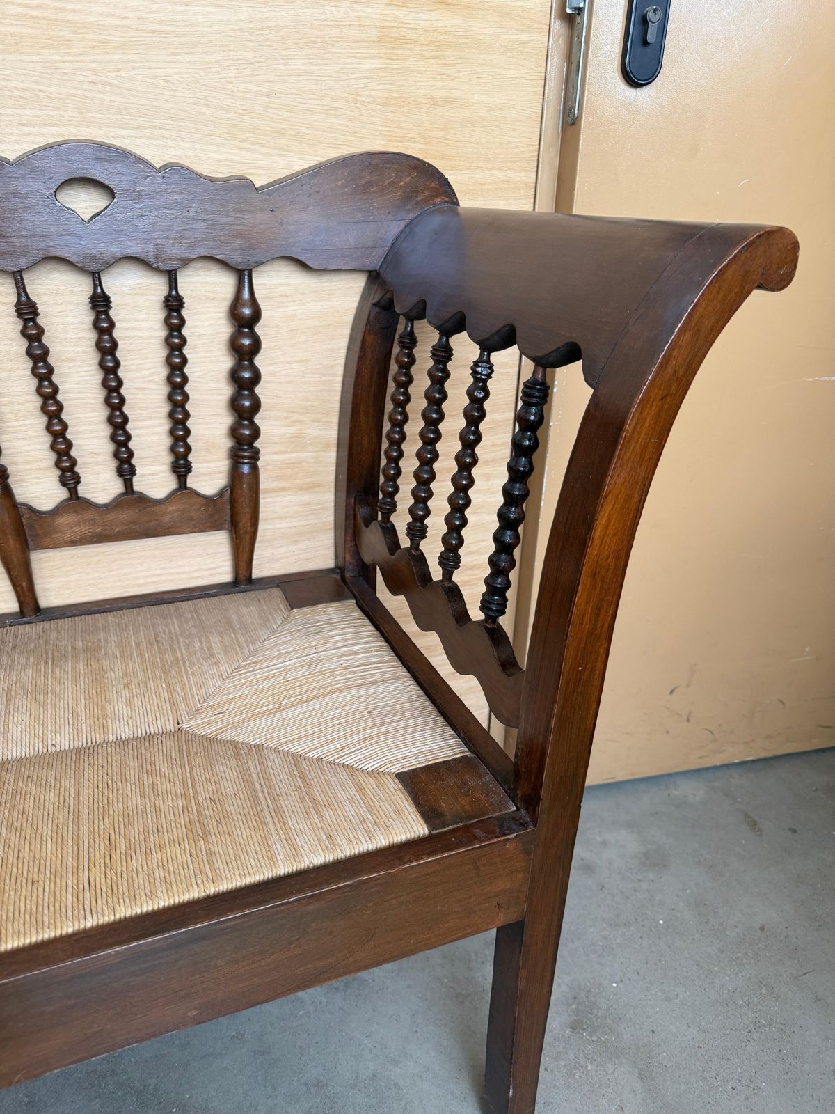 photo buy Banc catalan du XXe siècle en noyer, siège et accoudoirs tapissés