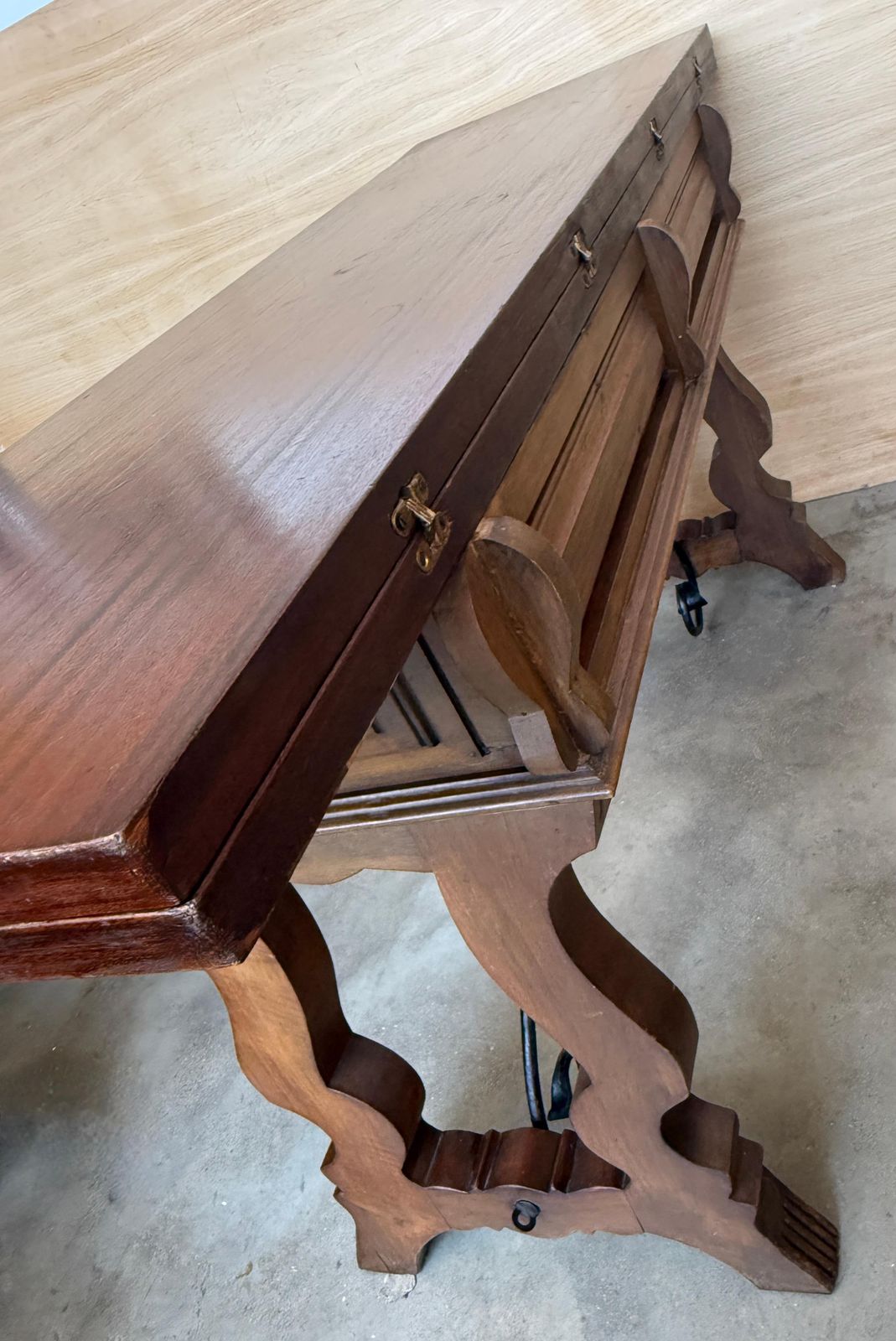 Console espagnole du XXe siècle à abattant, en fer forgé avec deux tiroirs photo buy