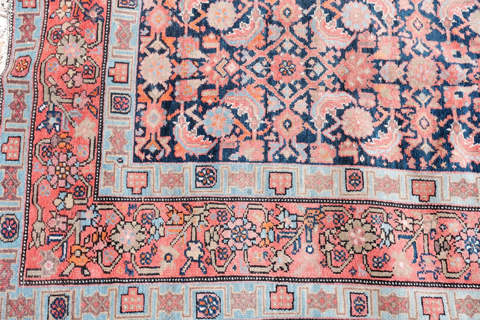 Antiek vloerkleed in twee tinten, roze en blauw photo furniture