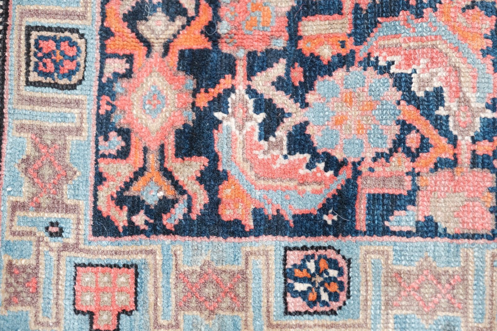 Antiek vloerkleed in twee tinten, roze en blauw photo Textiel