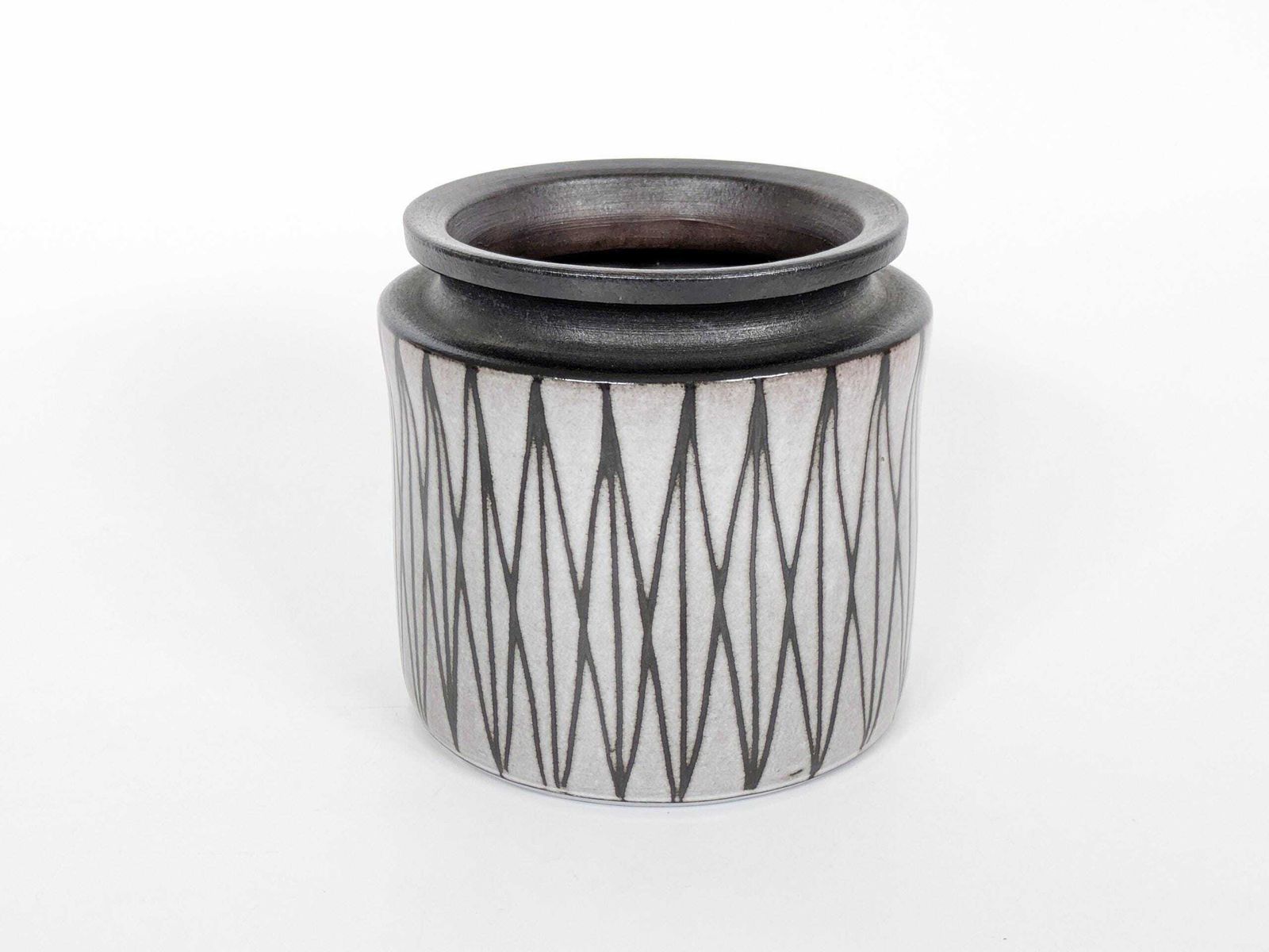 Mid-century West-Duits keramiek – plantenpot / vaas met geometrisch sgraffito – Köln – gesigneerd – studio-aardewerk photo for sale