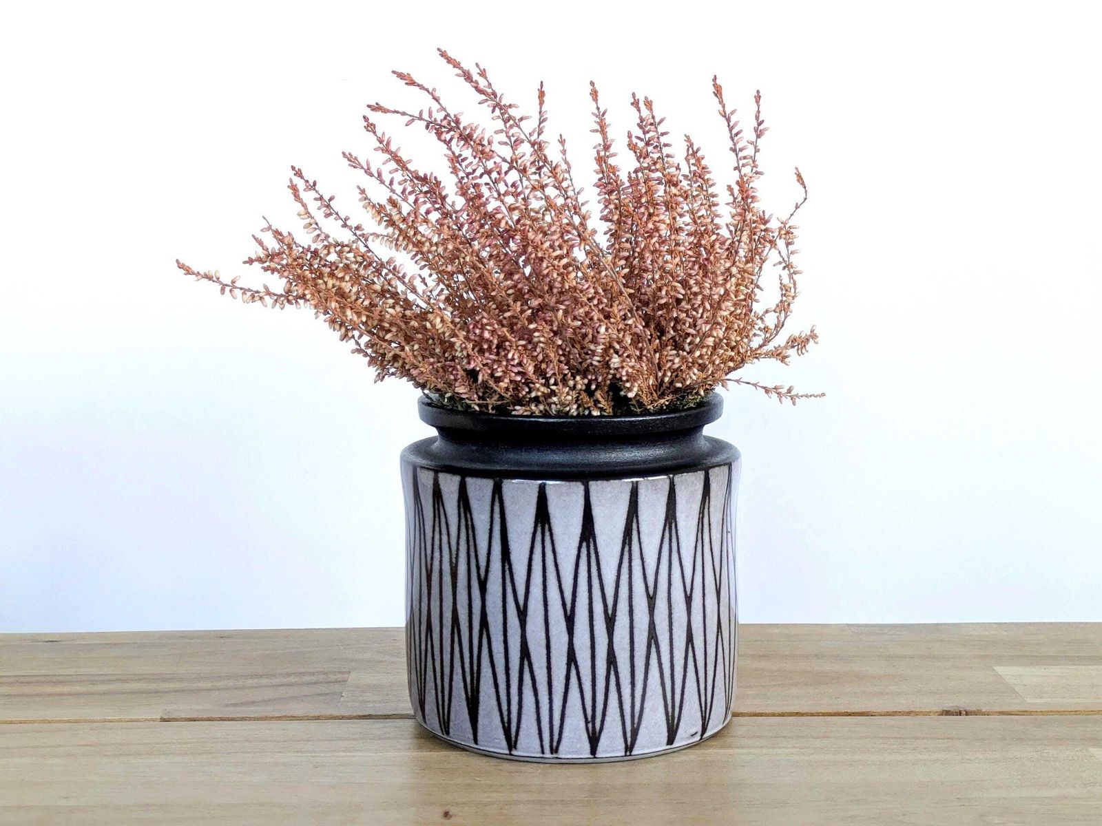 Mid-century West-Duits keramiek – plantenpot / vaas met geometrisch sgraffito – Köln – gesigneerd – studio-aardewerk photo vinterior