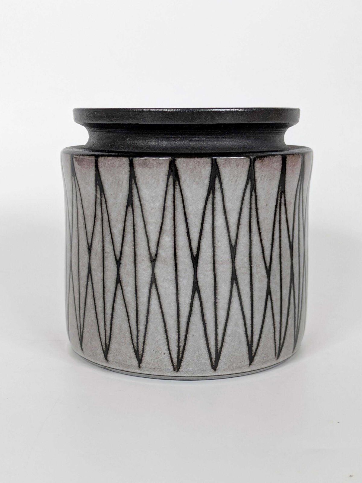 photo vinterior Mid-century West-Duits keramiek – plantenpot / vaas met geometrisch sgraffito – Köln – gesigneerd – studio-aardewerk