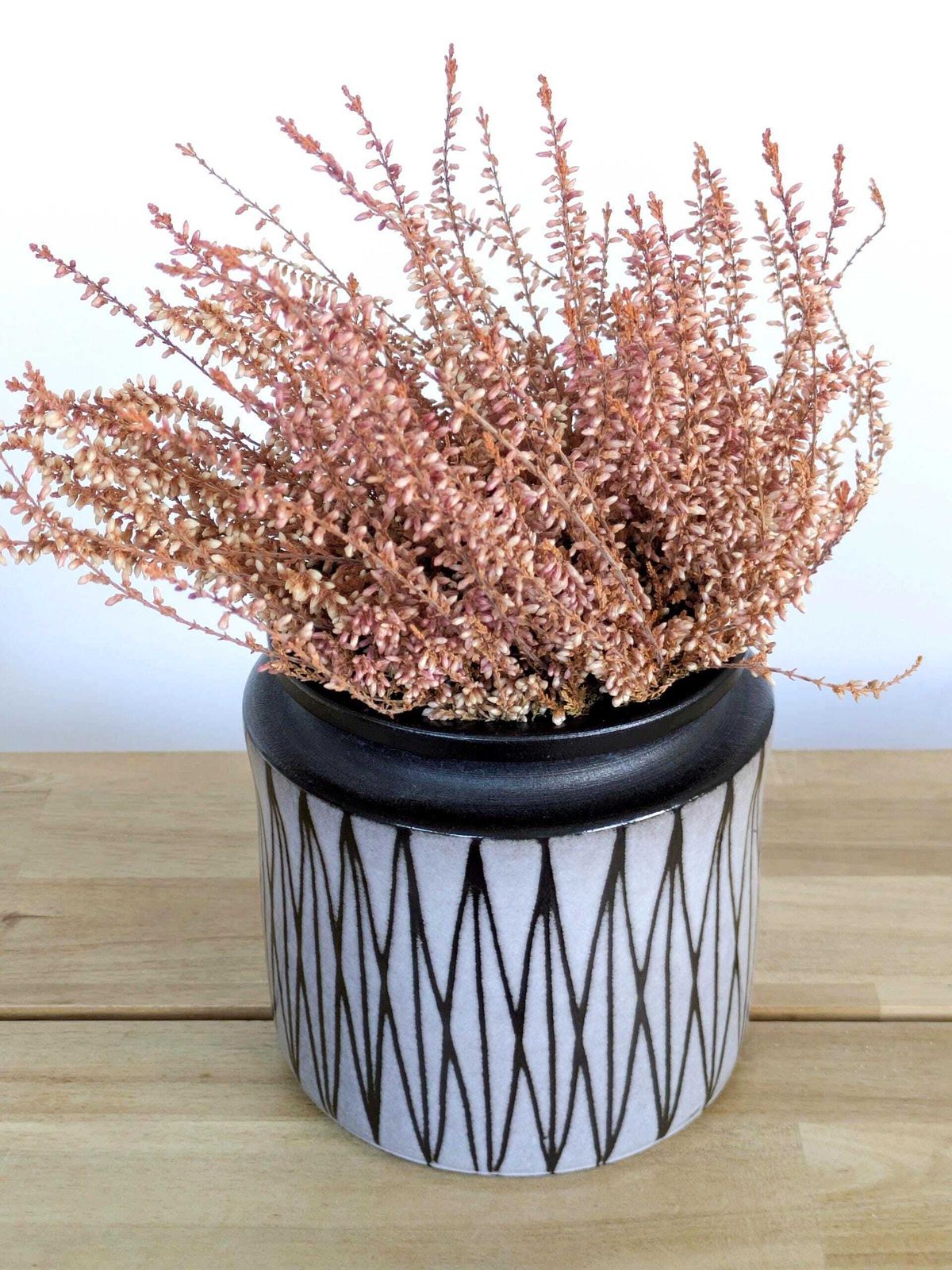 photo vintage Mid-century West-Duits keramiek – plantenpot / vaas met geometrisch sgraffito – Köln – gesigneerd – studio-aardewerk