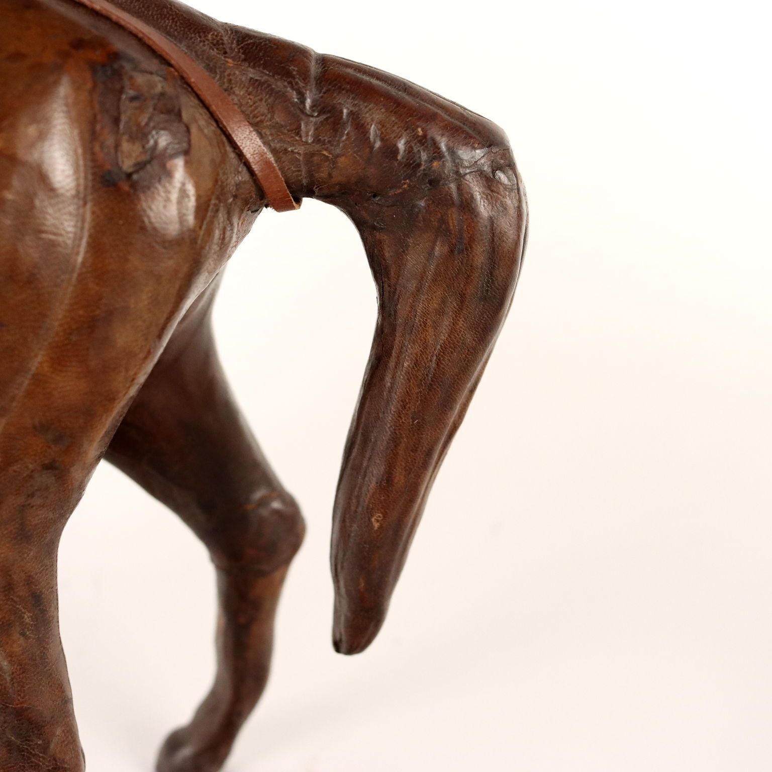 photo furniture Paard in leer en papier-maché, 19e-20e eeuw