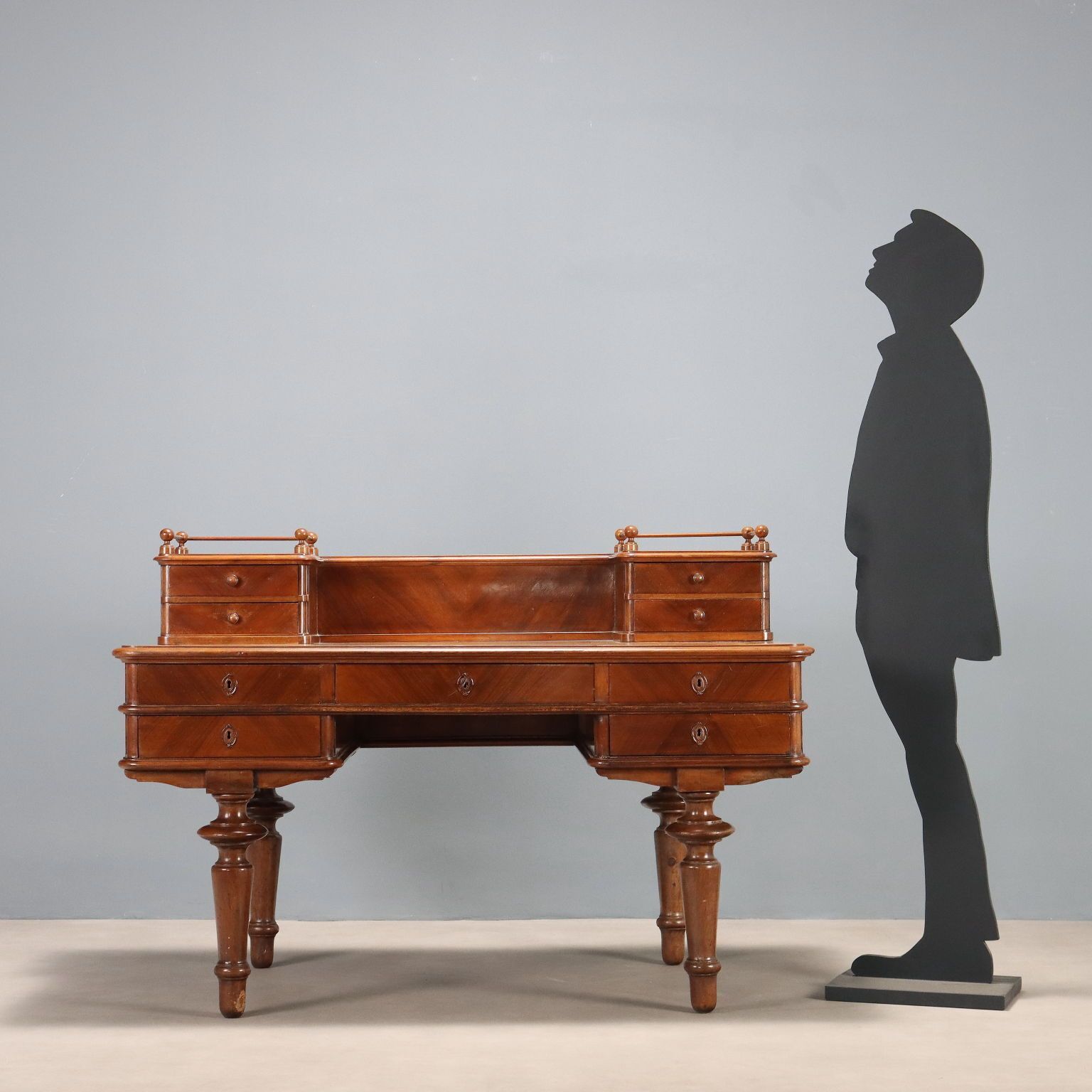 Bureau d'époque en noyer, insert en cuir et tiroirs, Italie, fin du XIXe siècle photo for sale