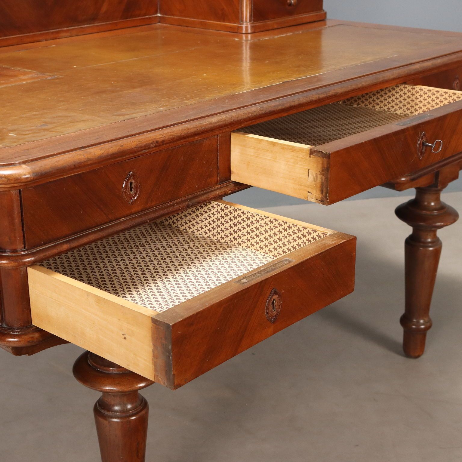 Bureau d'époque en noyer, insert en cuir et tiroirs, Italie, fin du XIXe siècle photo Mobilier