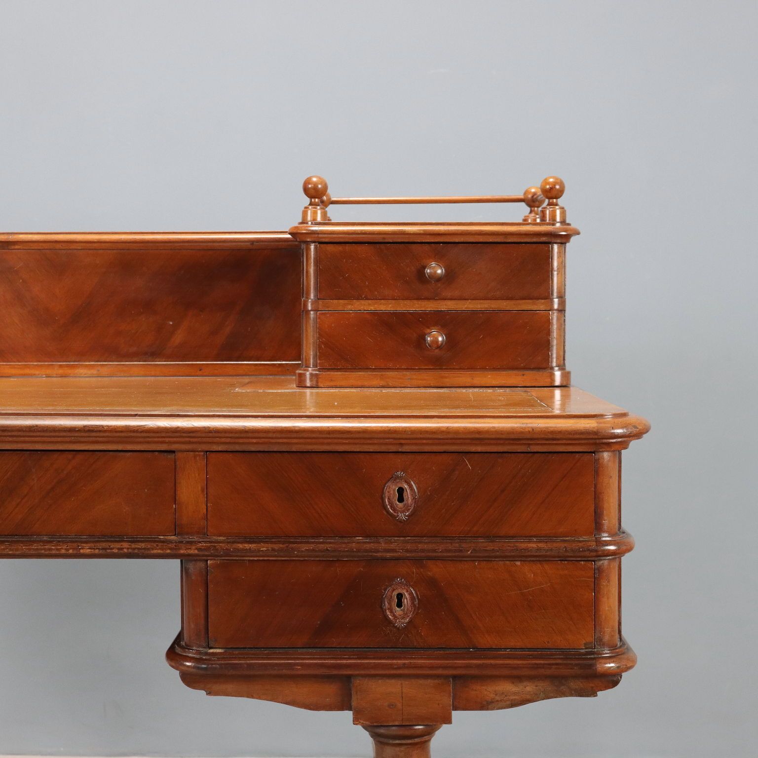 Bureau d'époque en noyer, insert en cuir et tiroirs, Italie, fin du XIXe siècle photo 800.0