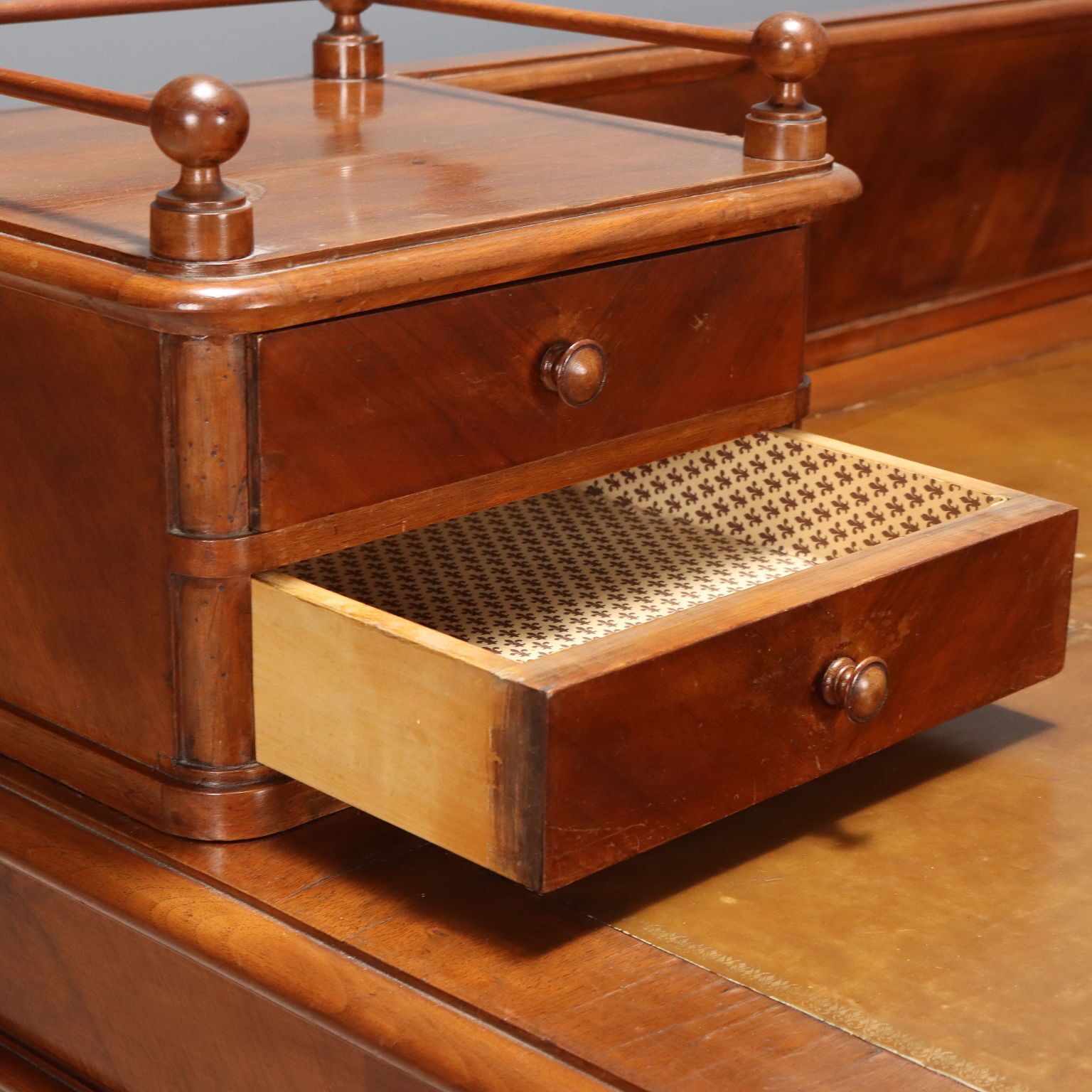 Bureau d'époque en noyer, insert en cuir et tiroirs, Italie, fin du XIXe siècle photo vinterior