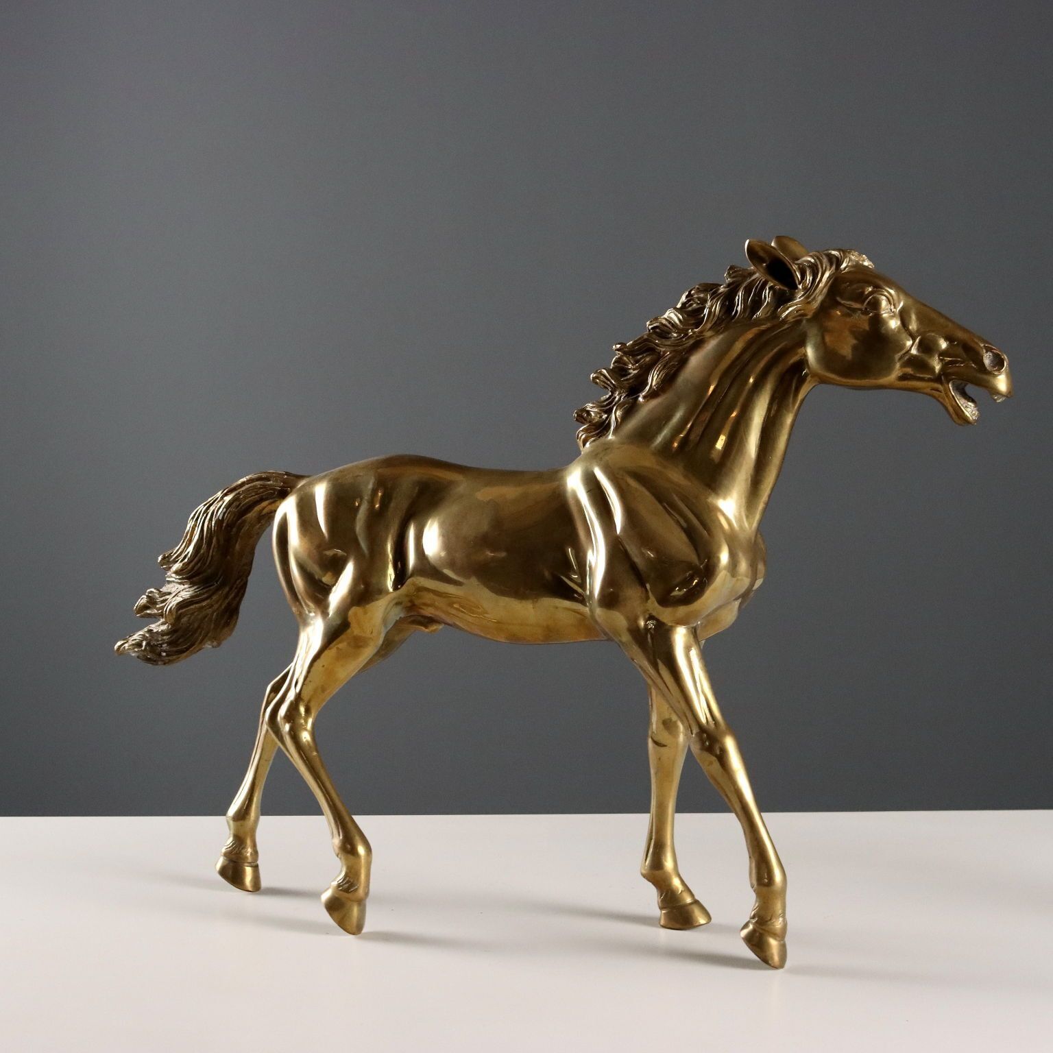Sculpture moderne Cheval au trot en bronze doré, Italie, années 1970 photo buy