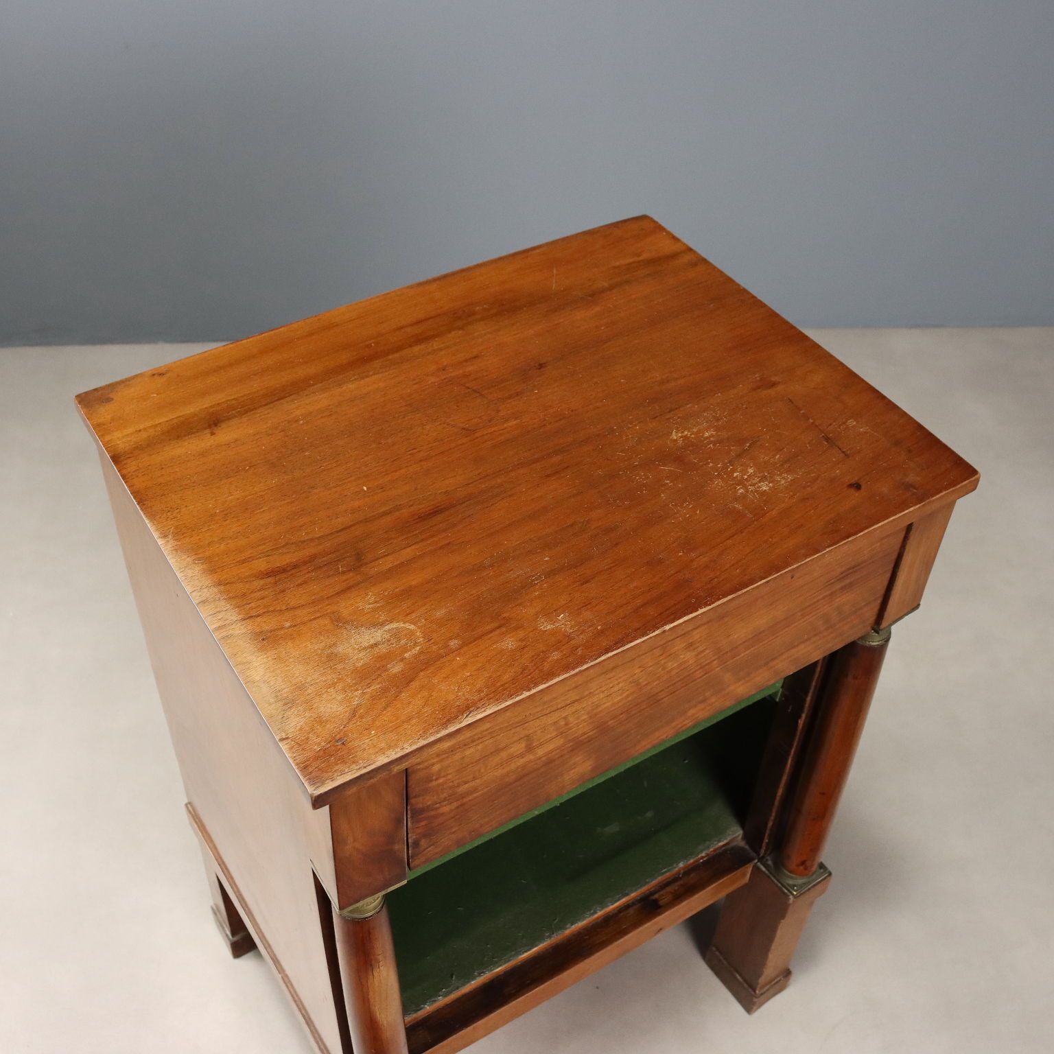 Table de chevet d'époque en placage de noyer sur peuplier, XIXe siècle photo vintage