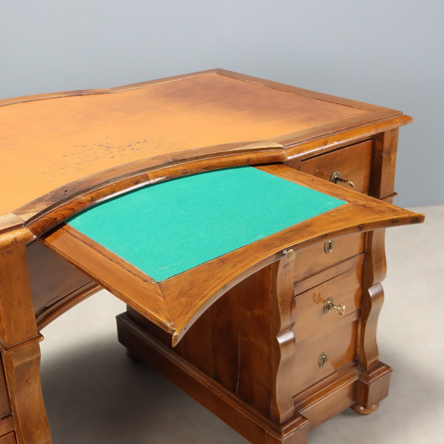 Antiek schrijfbureau Umbertino walnoot leer 19e eeuw photo Meubels