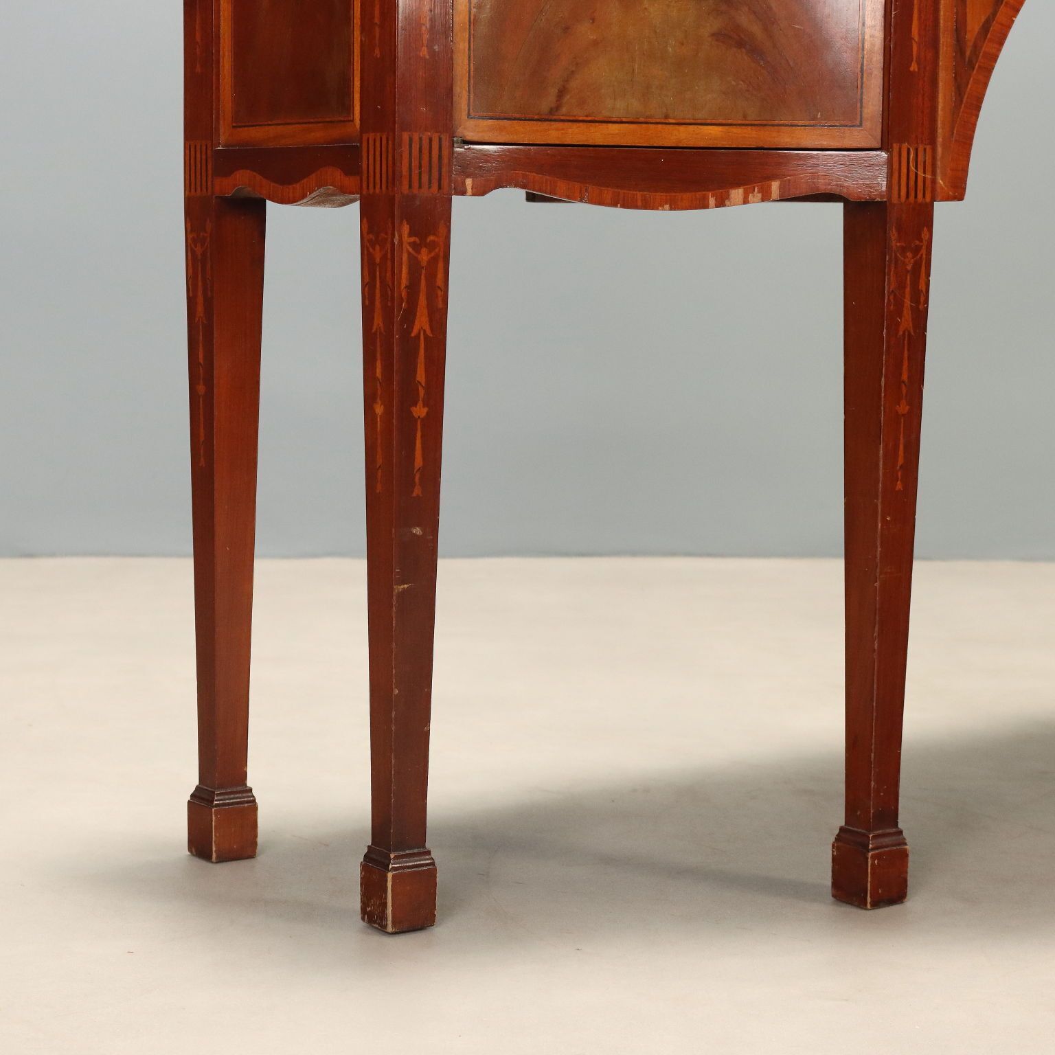 photo furniture Victoriaanse stijl mahonie dressoir met inlegwerk