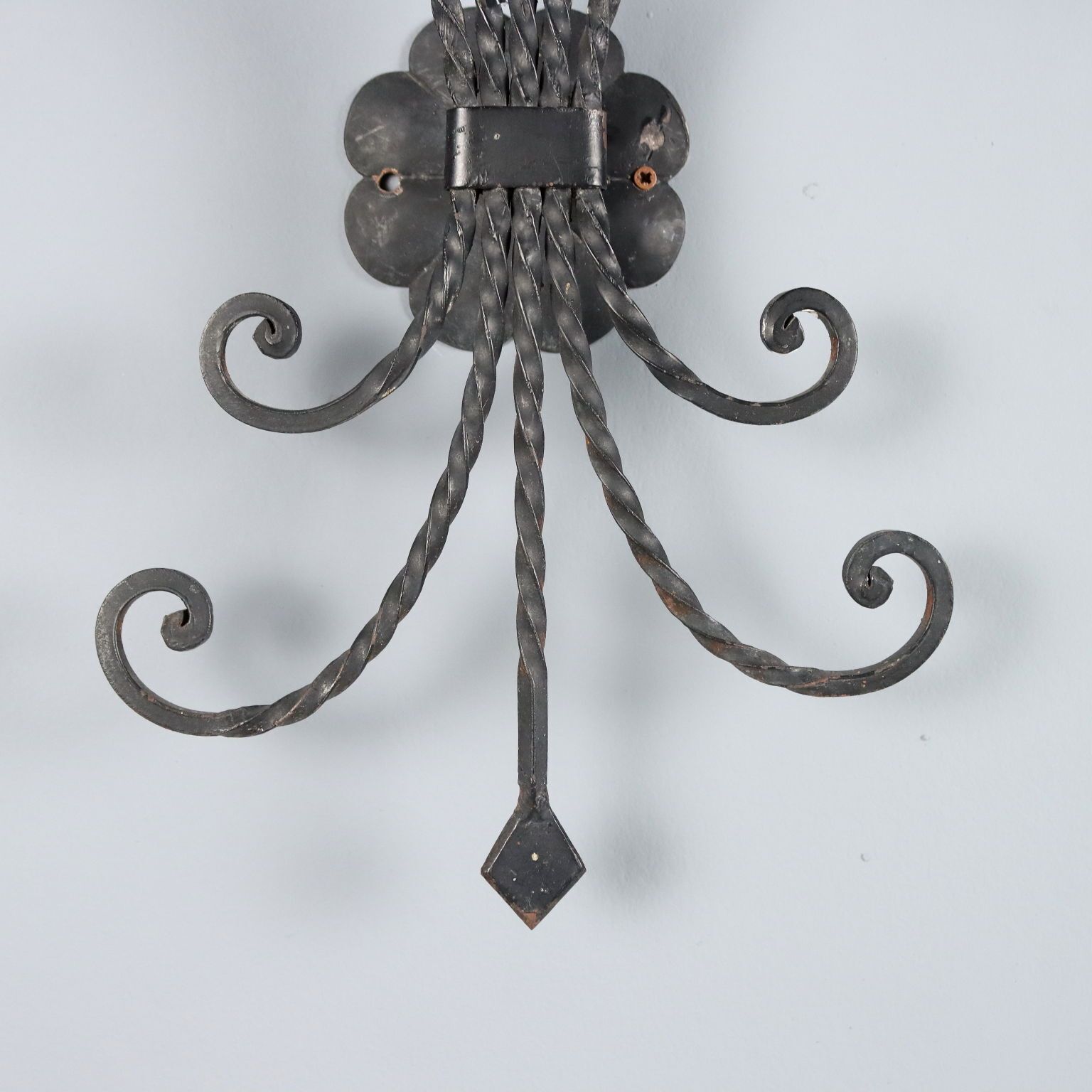 Antieke wandlamp, smeedijzer met decoraties, Italië, 20e eeuw photo vinterior