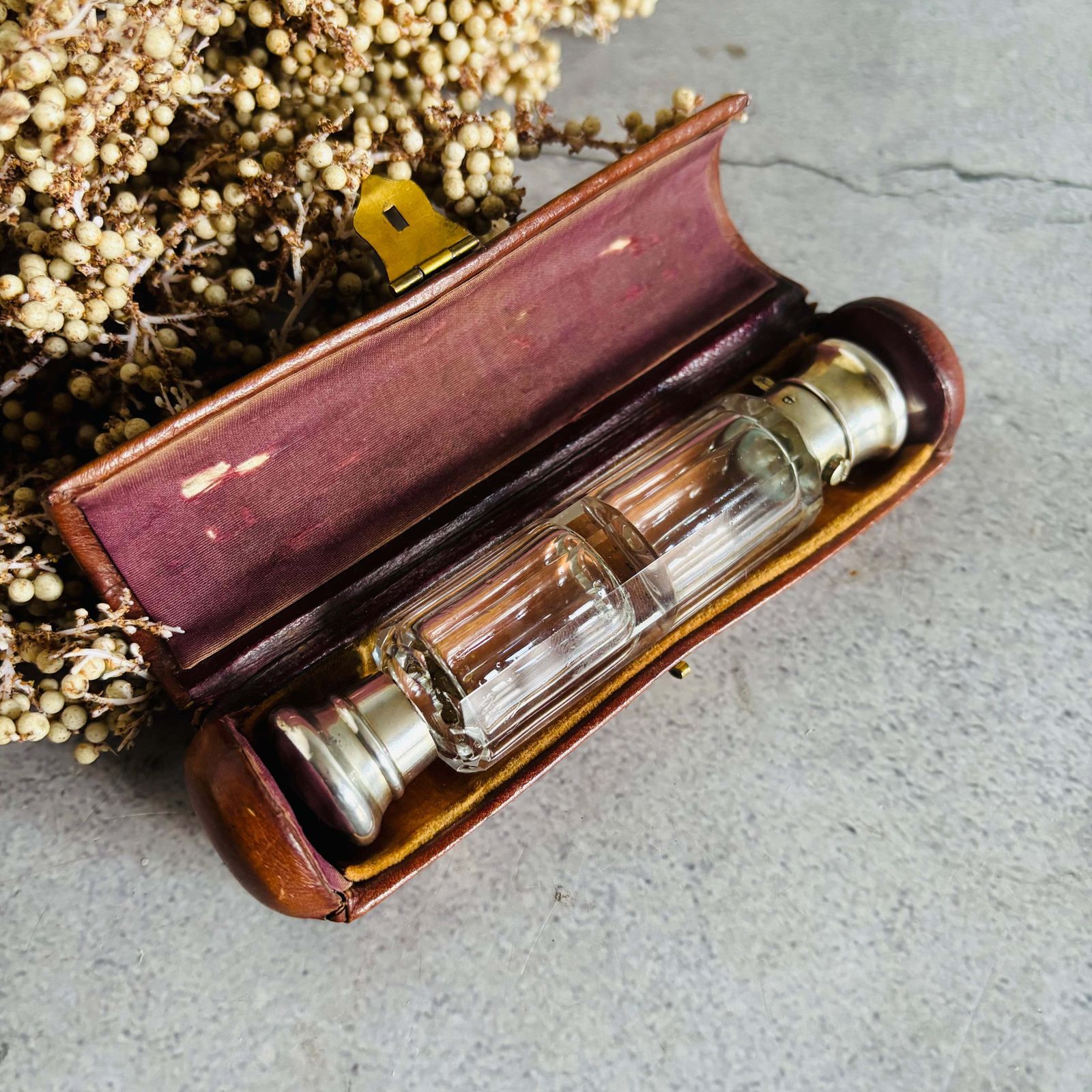 Antiek glazen dubbelzijdig reukflesje met etui photo furniture