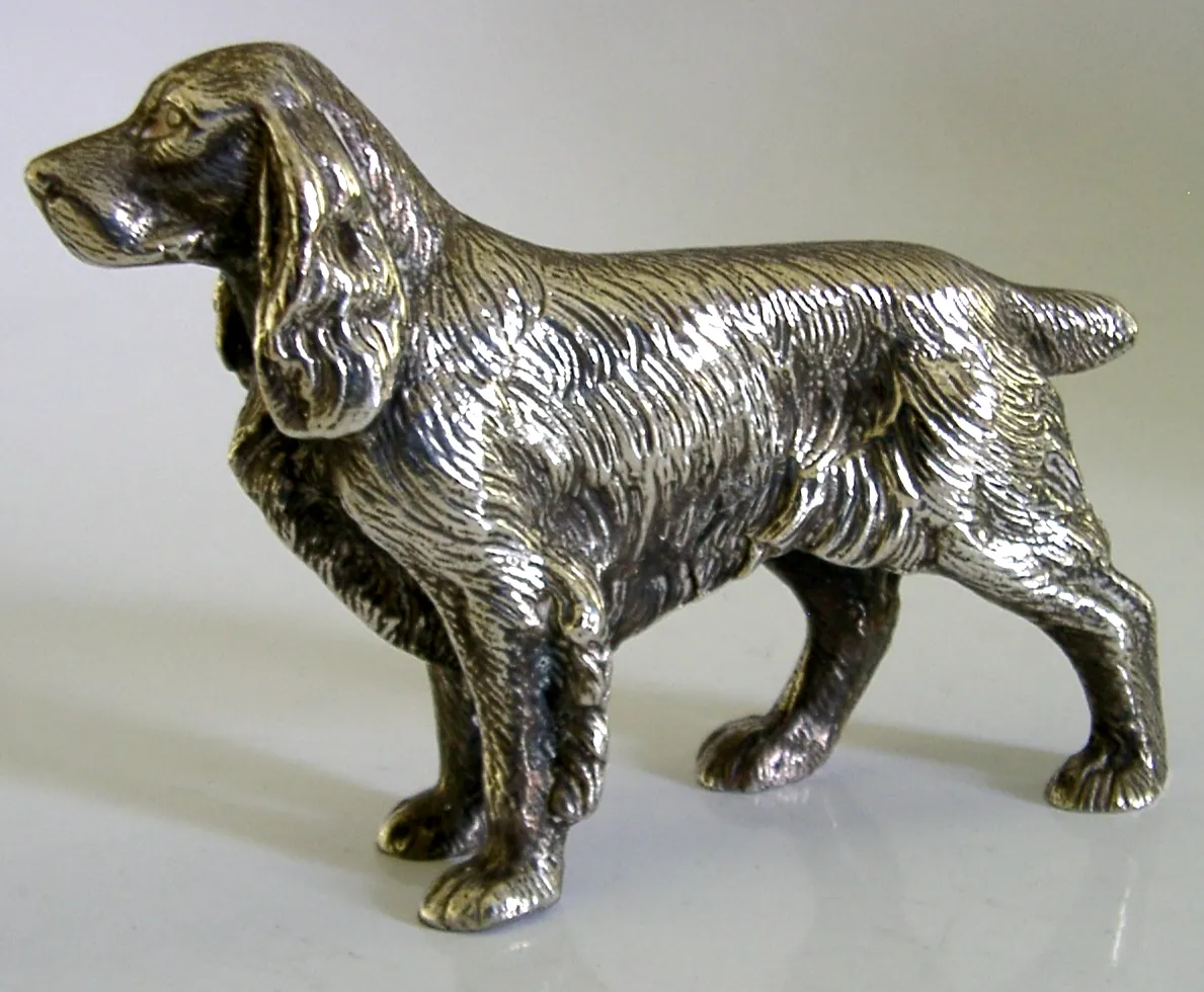 Verzilverd tafelbeeldje van een Spaniël, ca. jaren 1950, dierenfiguur, 280 g, Shooting photo furniture