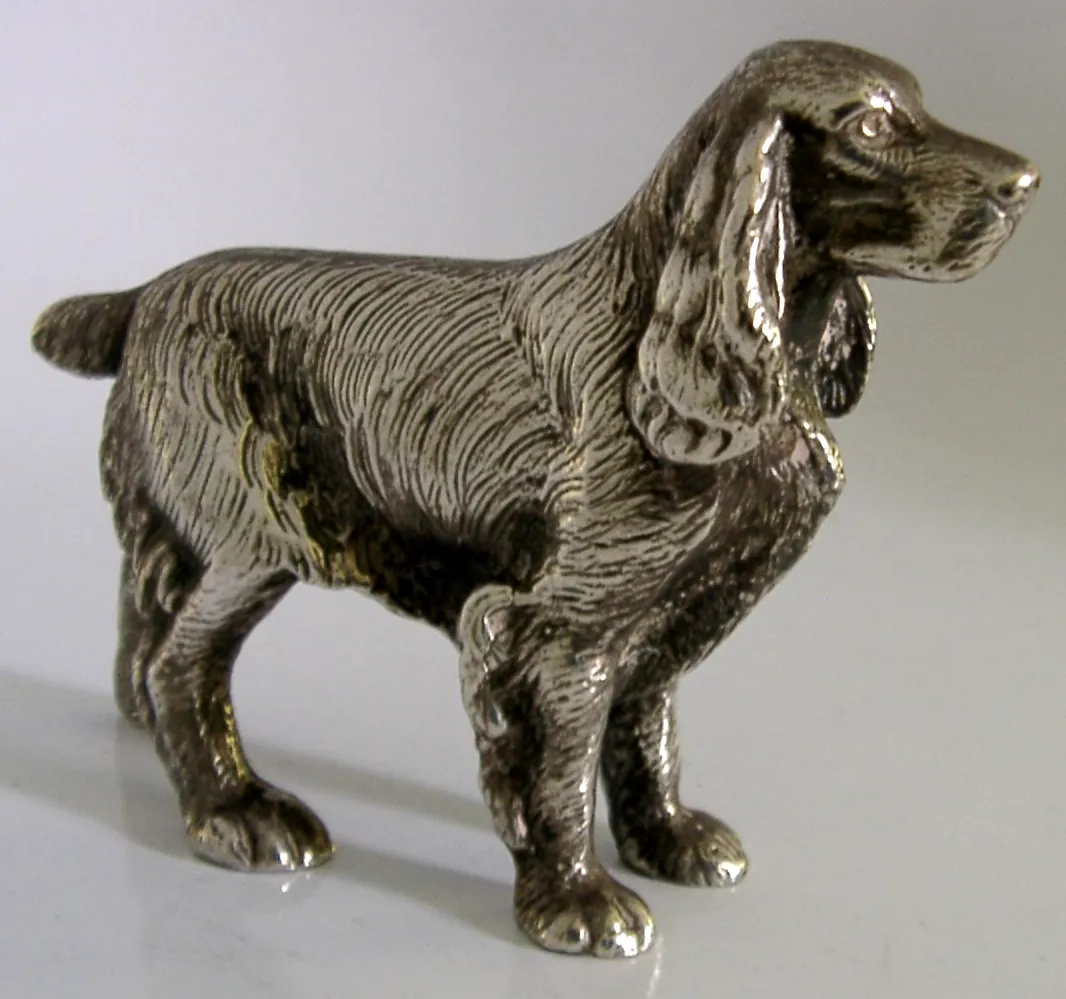 Verzilverd tafelbeeldje van een Spaniël, ca. jaren 1950, dierenfiguur, 280 g, Shooting photo Kunst