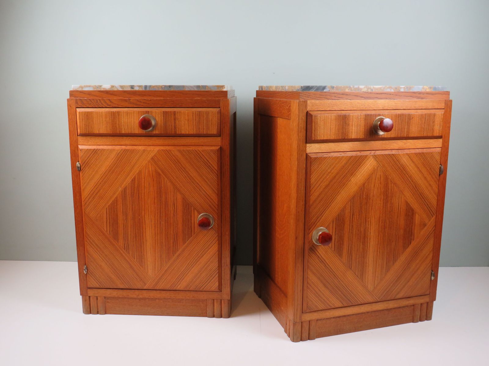 Paar Franse art deco nachtkastjes van eiken met ingelegde marmeren bladen photo vinterior