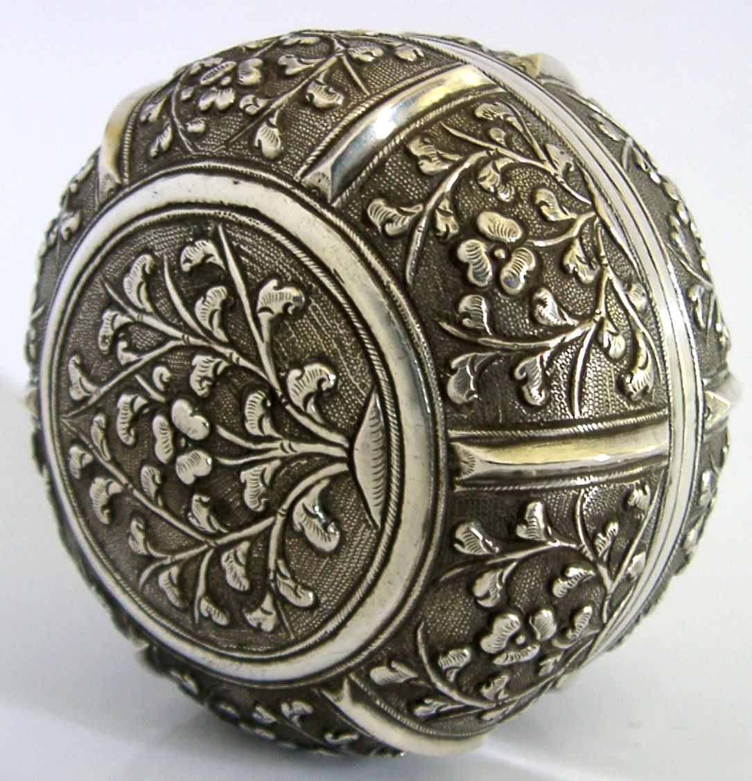 Indo-Chinees exportzilver, massief zilveren doos, ca. 1900, 88 g