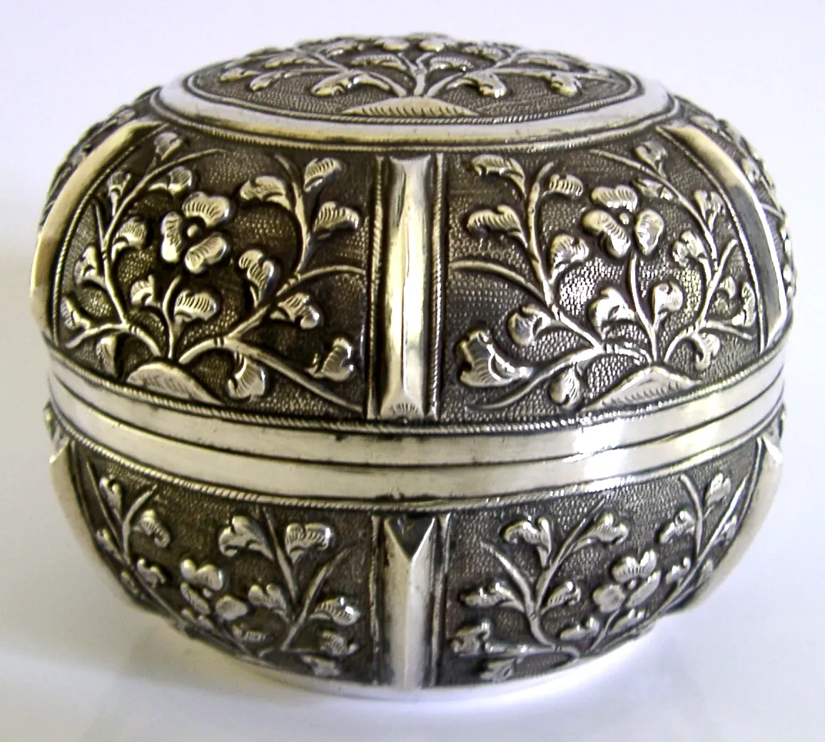 Indo-Chinees exportzilver, massief zilveren doos, ca. 1900, 88 g photo Woonaccessoires