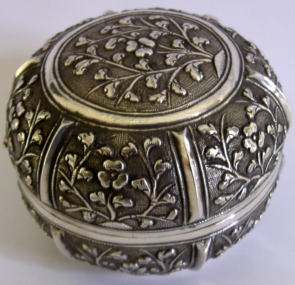 photo for sale Indo-Chinees exportzilver, massief zilveren doos, ca. 1900, 88 g