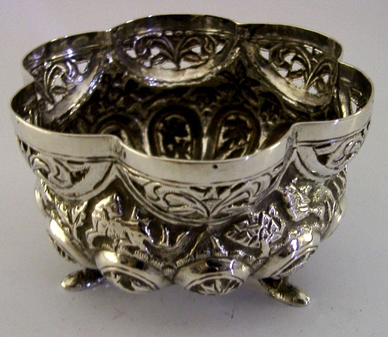Bol d'époque en argent massif, Inde, vers 1900, décor animalier, 81 g photo for sale