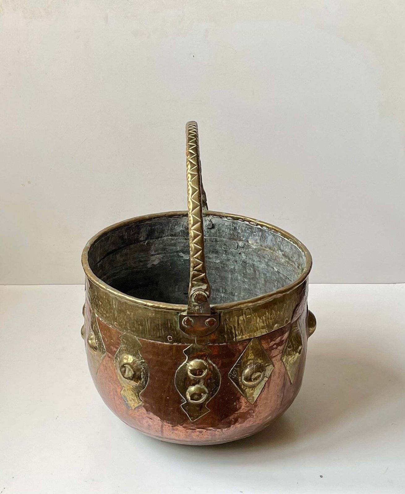 Grand cache-pot, jardinière ou seau à feu marocain mauresque, cuivre et laiton, vintage photo 679.0