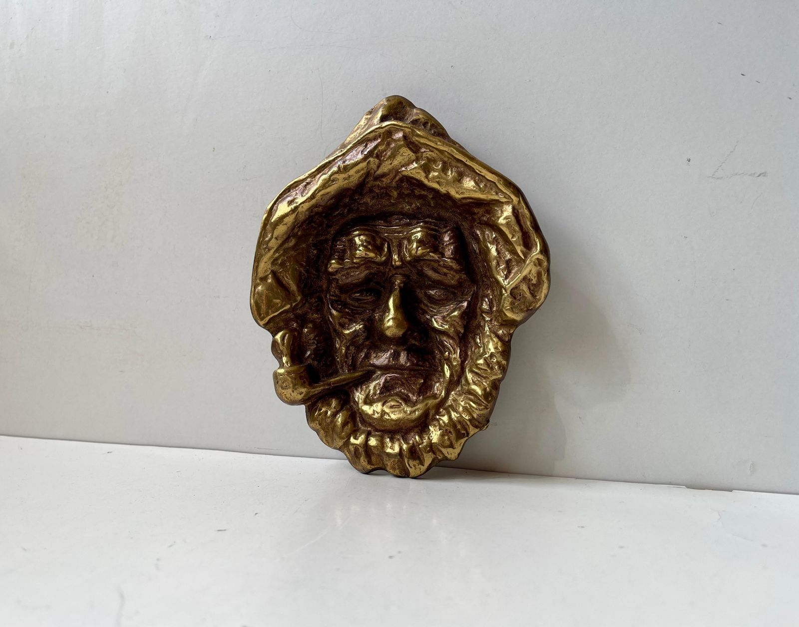 'Miner' Mike Keeler 'The Old Man And The Sea' Ashtray In Brass, Signed, 1967 photo vinterior