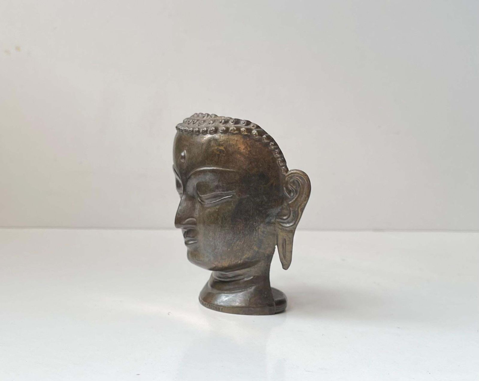 Vintage Boeddhahoofdje van Siddhartha Gautama in messing, gesigneerd door Robert Laffont Edition photo furniture