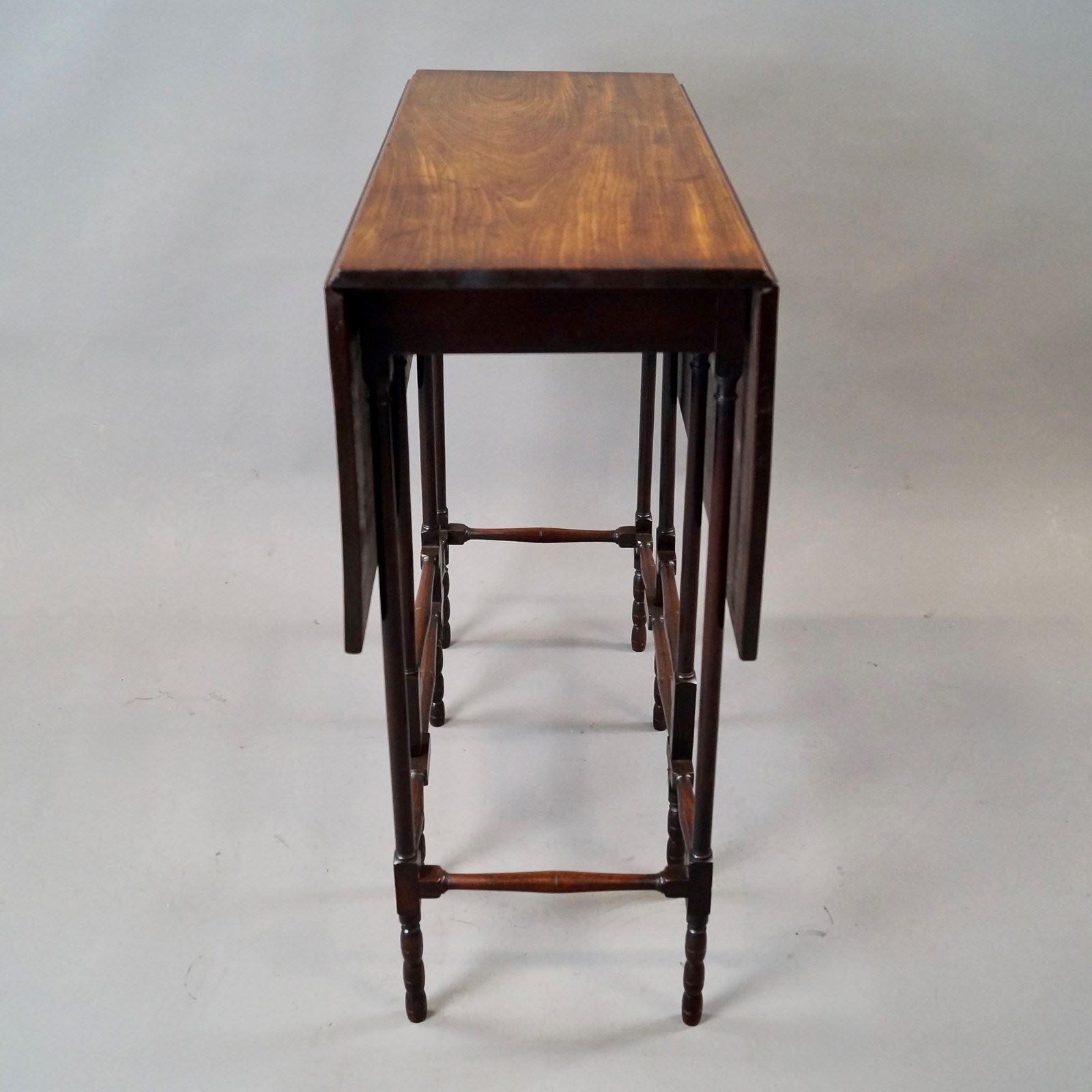 18e-eeuwse mahonie spinnenpootentafel photo vinterior