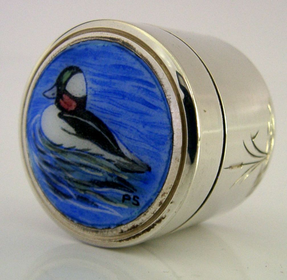 Boîte en argent massif sterling et émail, représentation d'un garrot albéole, Angleterre, 1979