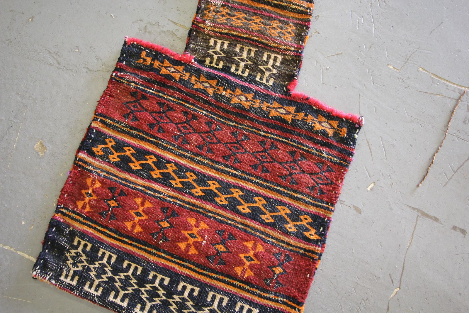 Antiek tapijt zoutzak handgeweven oosters tapijt blauw rood wol zoutzak photo for sale