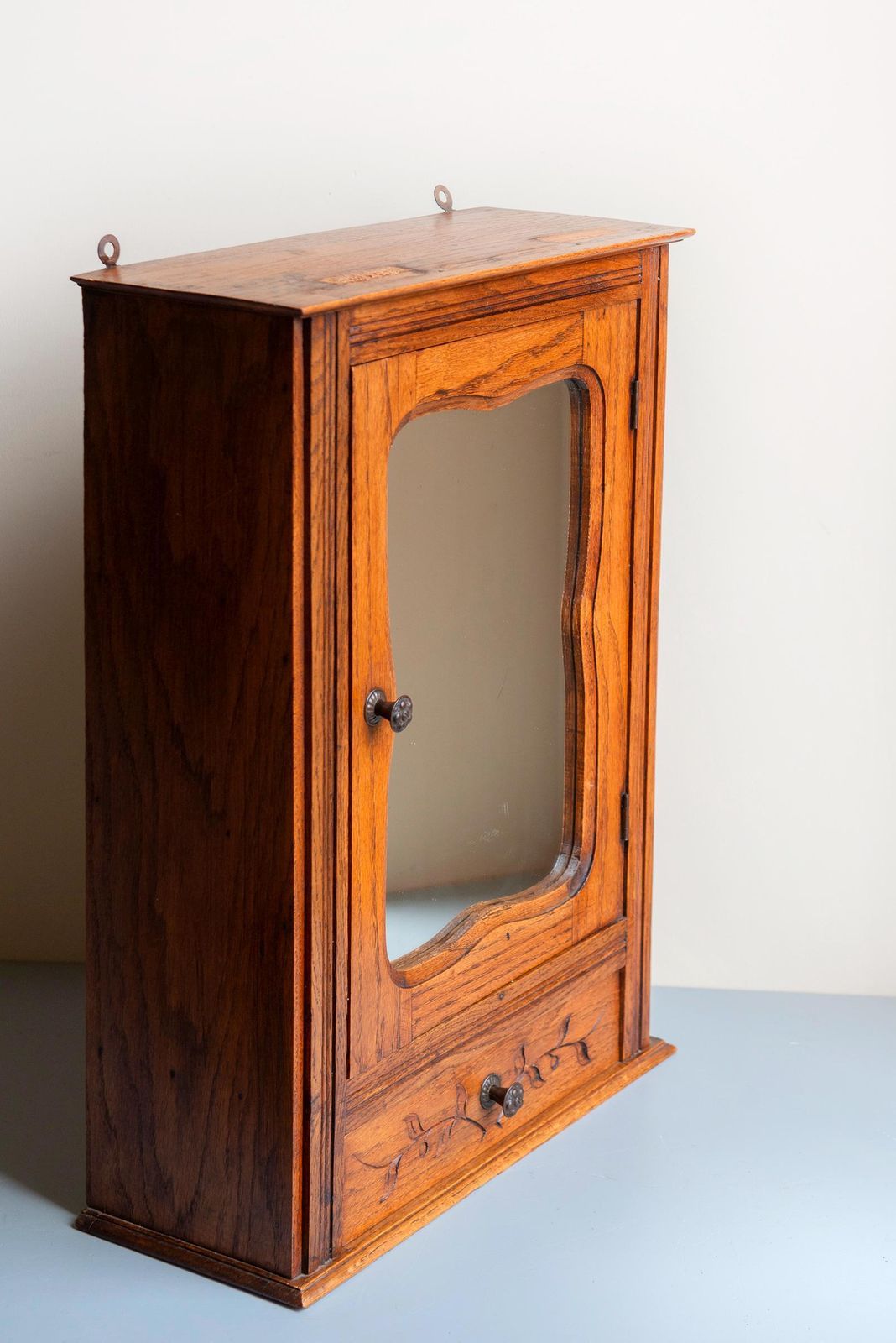 Armoire murale d'époque française en chêne, XIXe siècle, armoire à pharmacie suspendue, rangement de salle de bains rustique photo vinterior