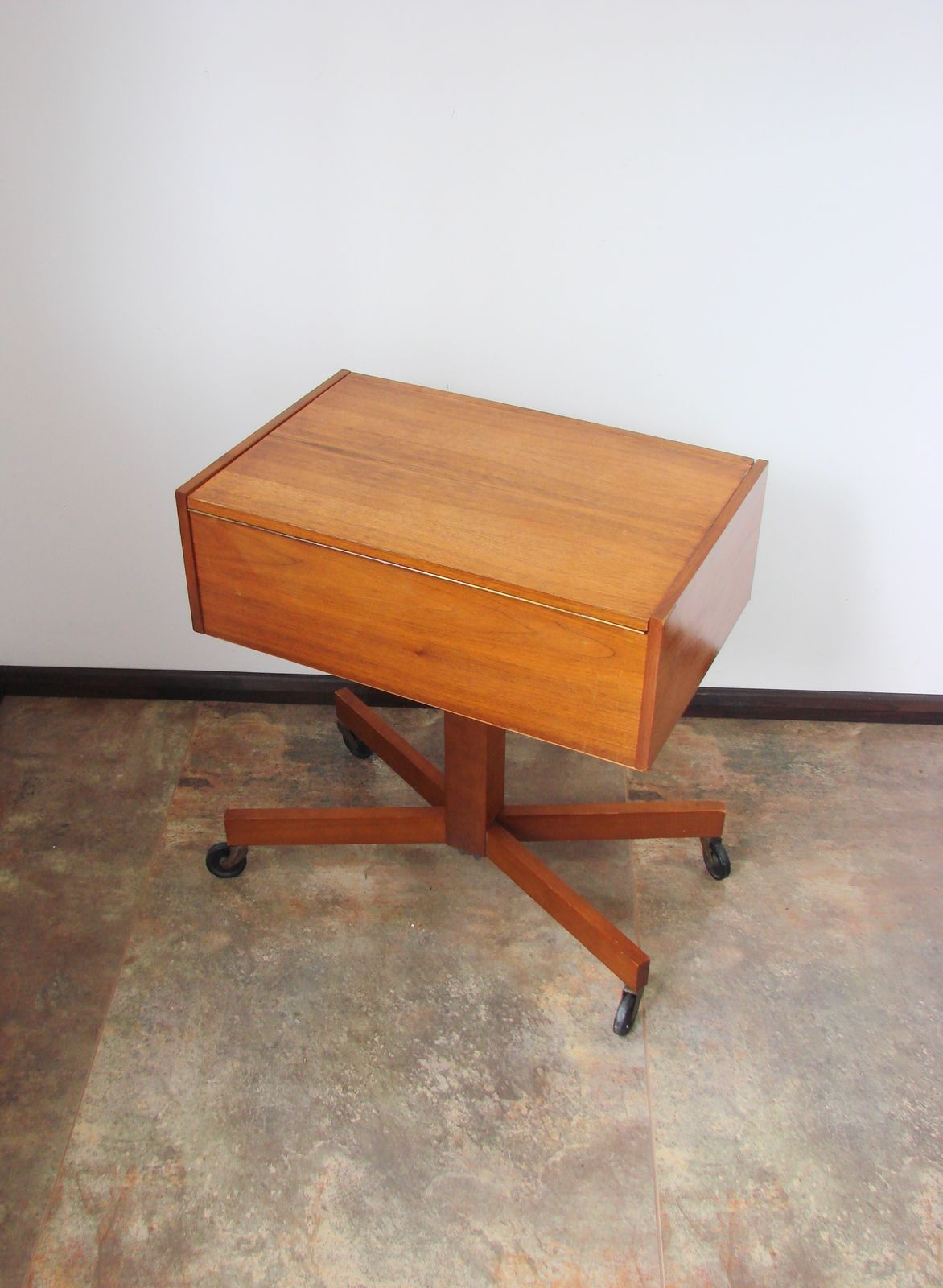 Klein kastje op wieltjes, jaren 1960. photo furniture