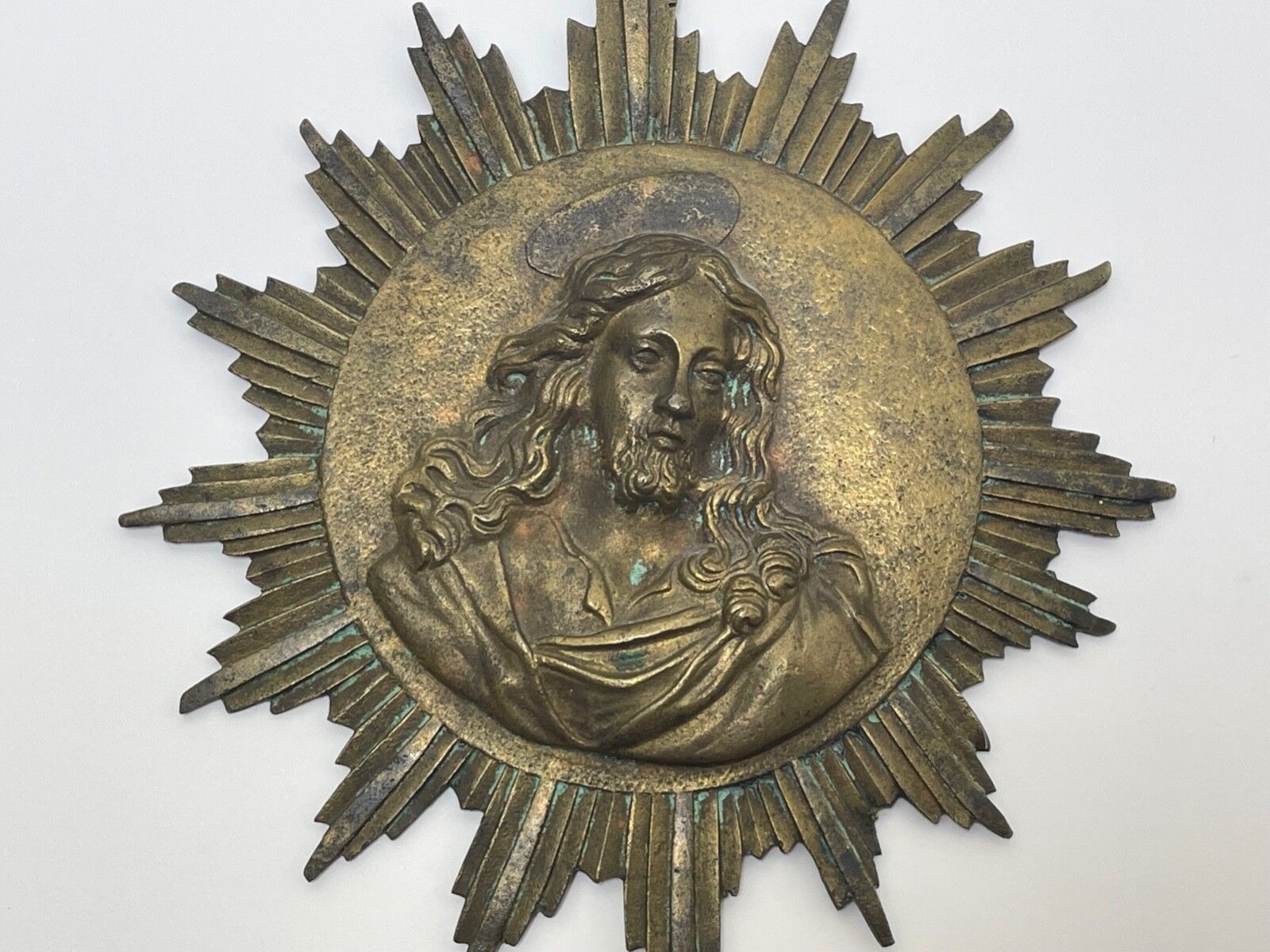 19e-eeuws Frans messing wandrelief van Christus met stralenkrans photo furniture