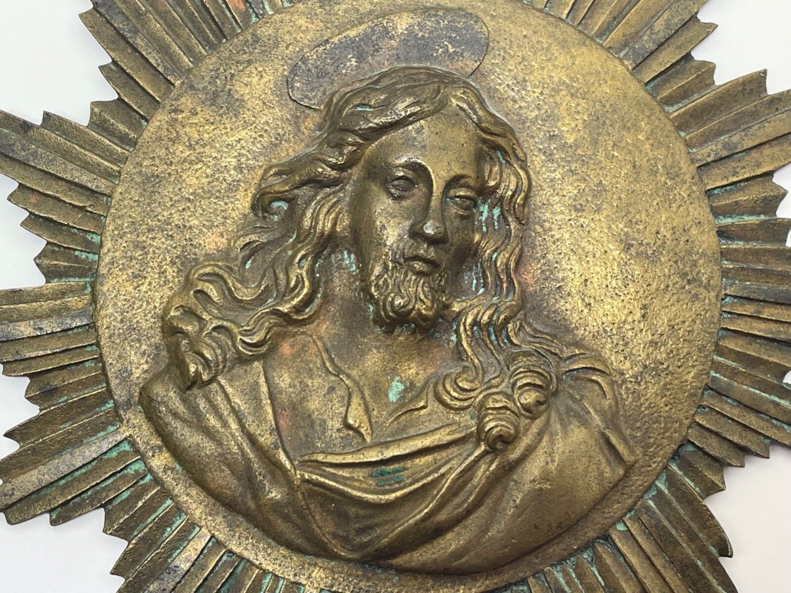 19e-eeuws Frans messing wandrelief van Christus met stralenkrans photo for sale