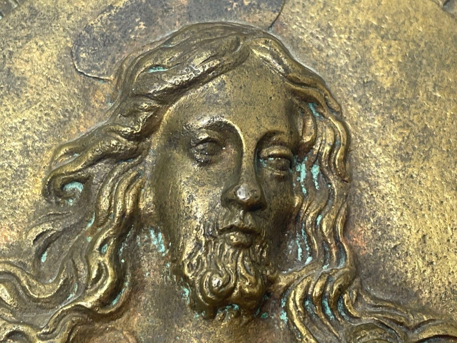 19e-eeuws Frans messing wandrelief van Christus met stralenkrans photo vinterior