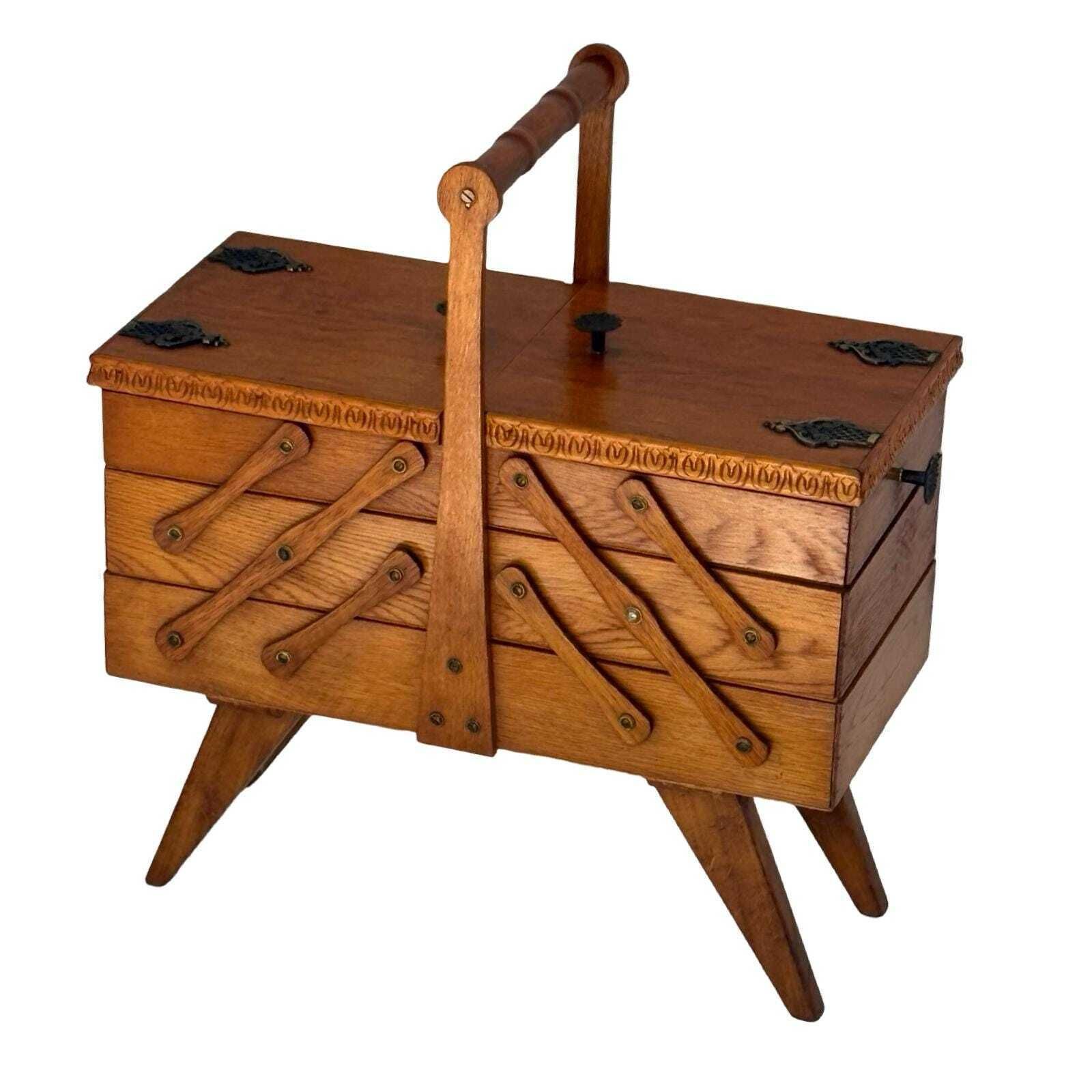 Nederlands antiek / vintage naaidoos, harmonicamodel, eikenhout photo furniture