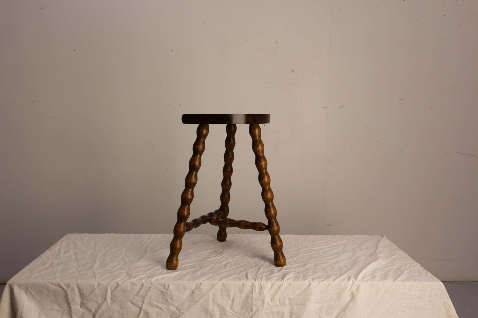 Tabouret tripode en hêtre, demi-lune, France, vers 1960 photo vinterior