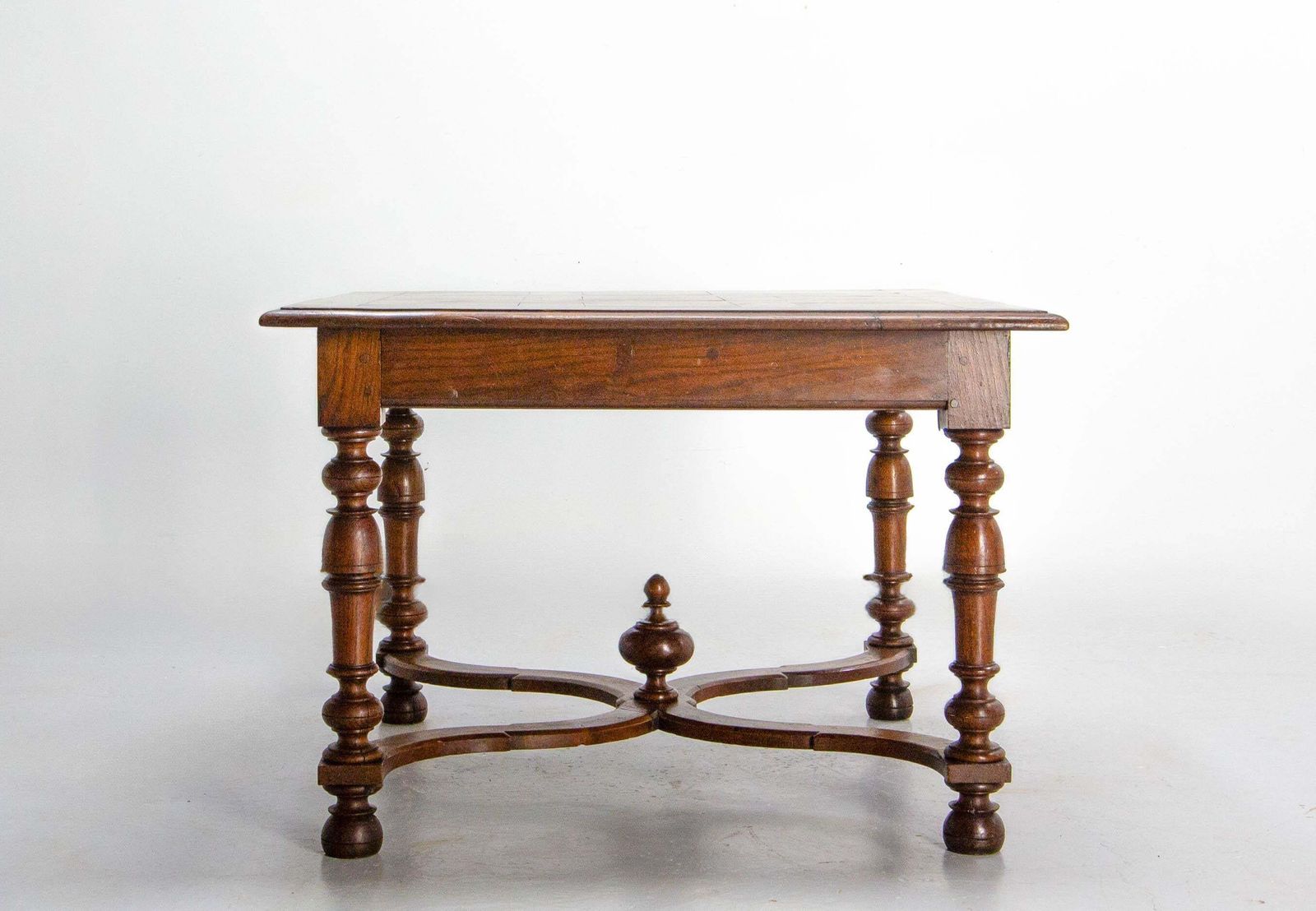 Table carrée en chêne de style Louis XIII à entretoise en X, fin du XIXe siècle photo furniture