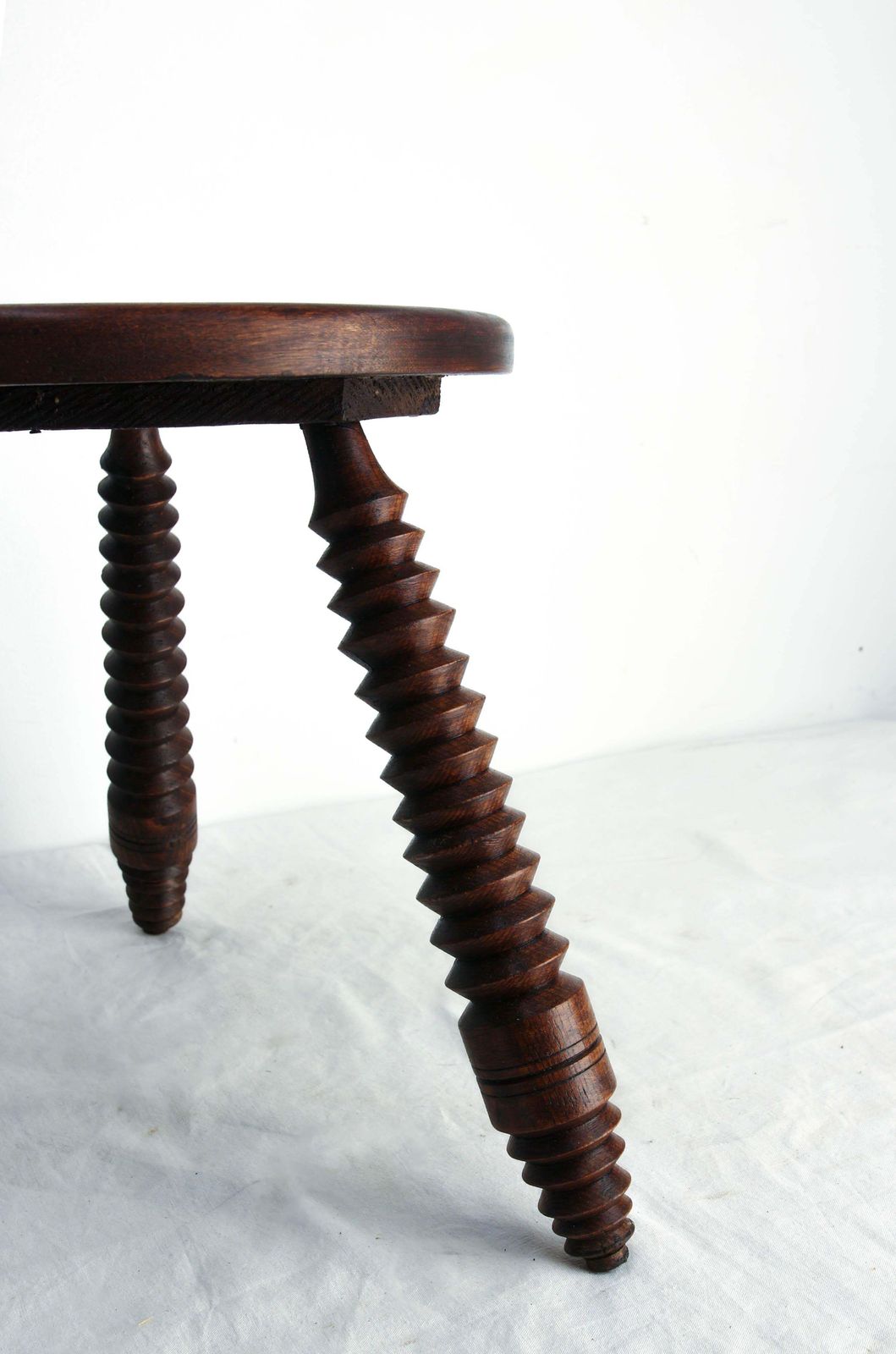 photo furniture Driepotige Kruk Rond Eiken, In De Stijl Van Dudouyt, Frankrijk Ca. 1950