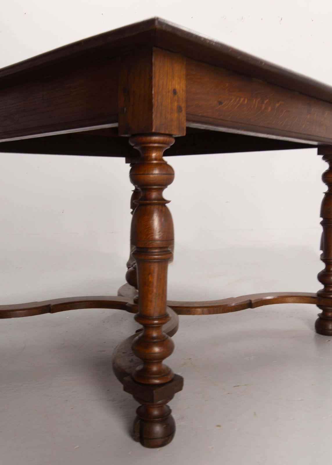 photo furniture Table carrée en chêne de style Louis XIII à entretoise en X, fin du XIXe siècle
