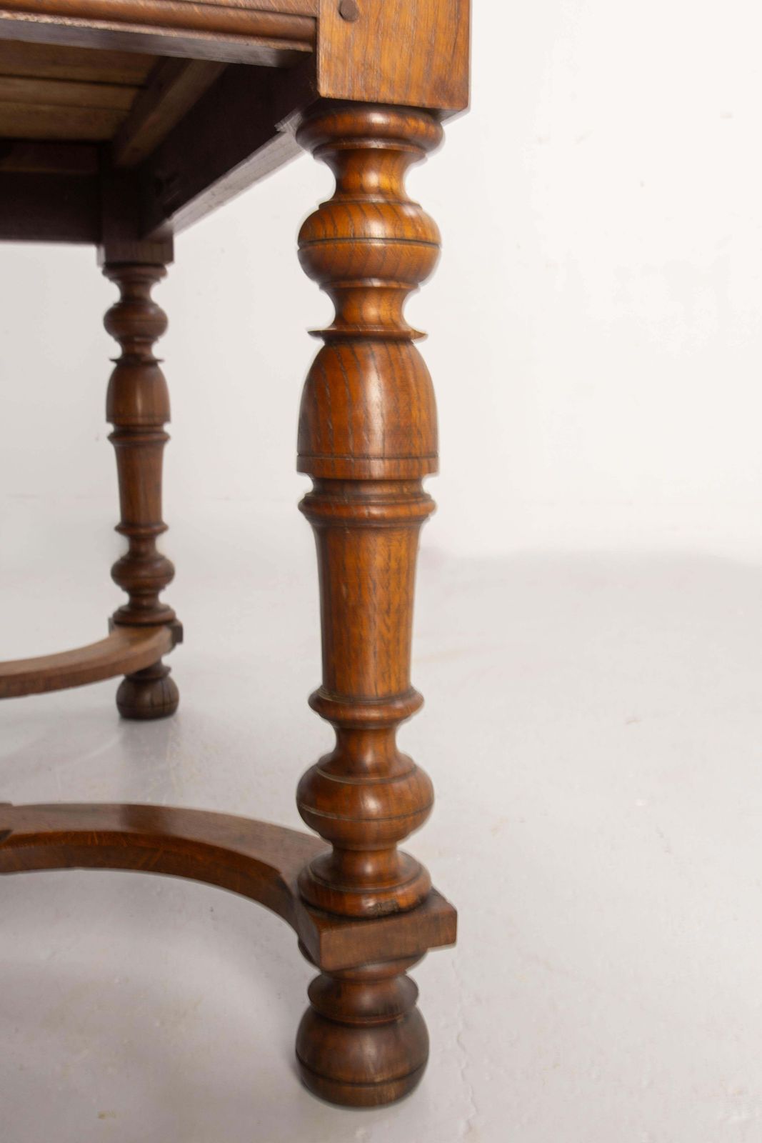 photo vinterior Table carrée en chêne de style Louis XIII à entretoise en X, fin du XIXe siècle