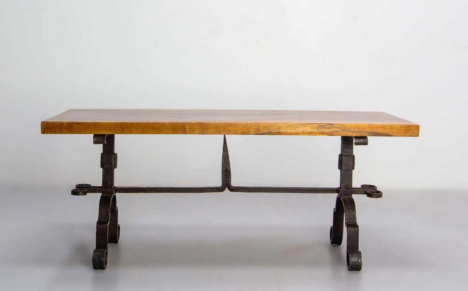 Table basse française en noyer massif et fer forgé, vers 1960 photo vinterior