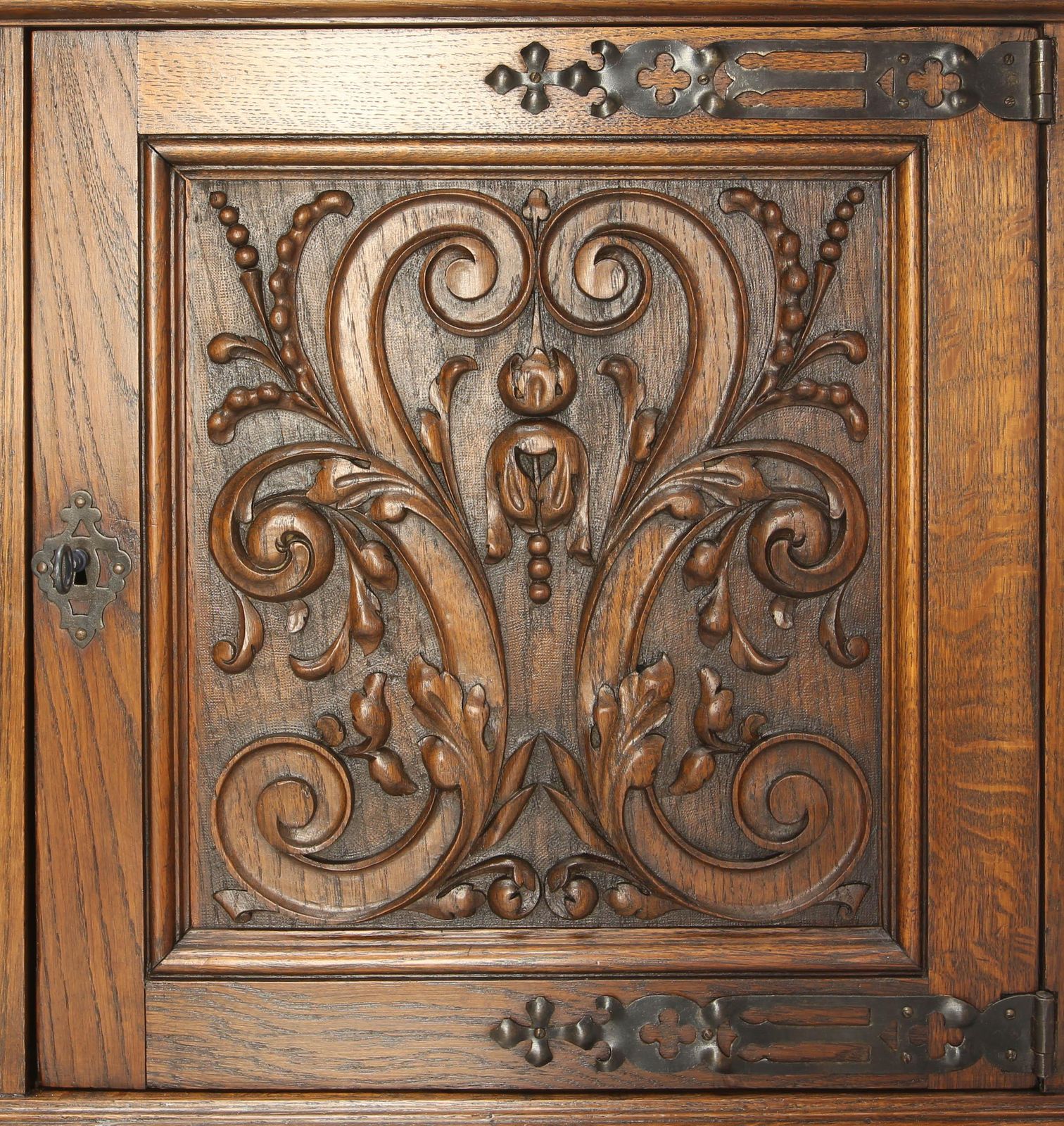 photo furniture Grand buffet espagnol en chêne sculpté de style néo-Renaissance, vers 1950