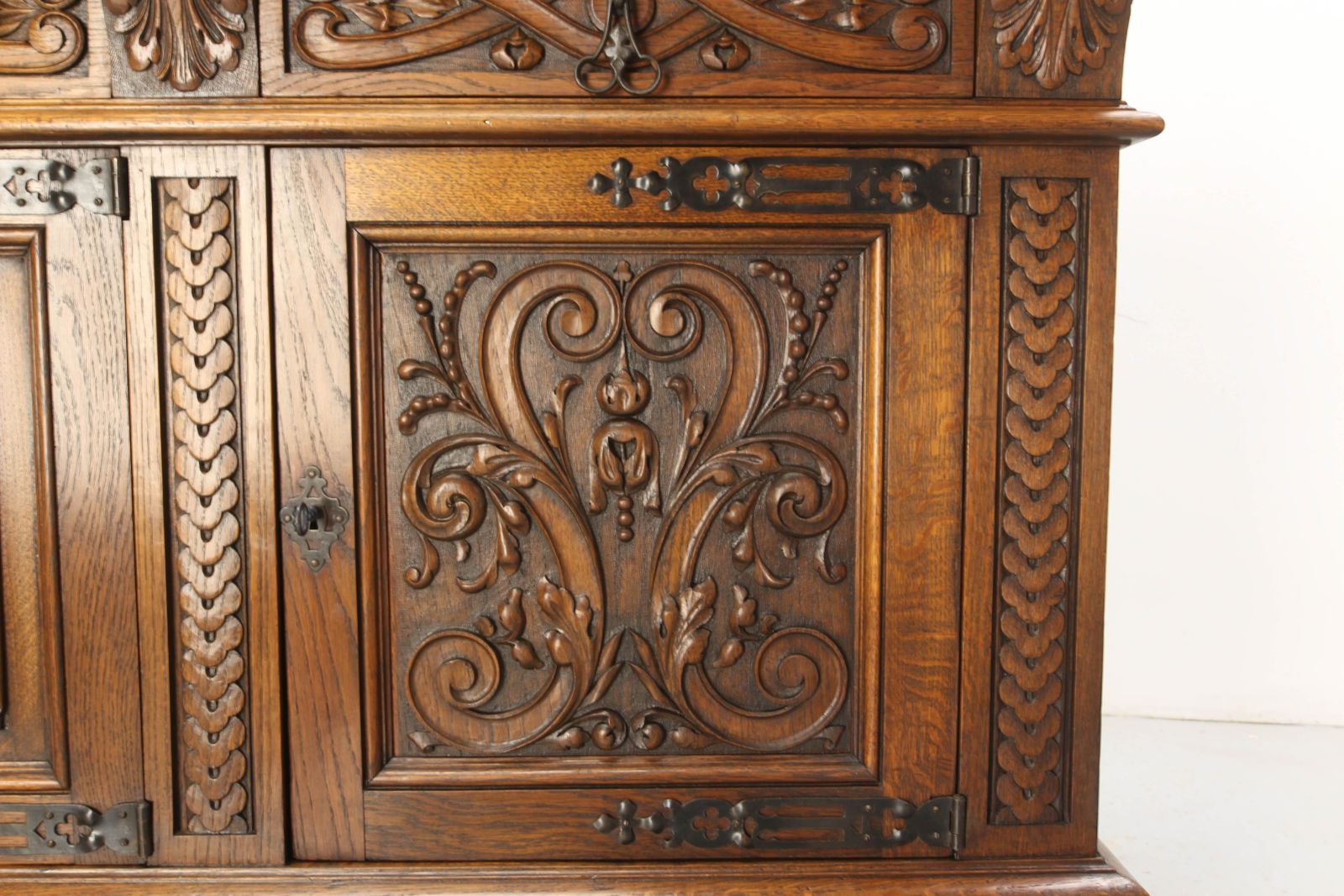 photo for sale Grand buffet espagnol en chêne sculpté de style néo-Renaissance, vers 1950
