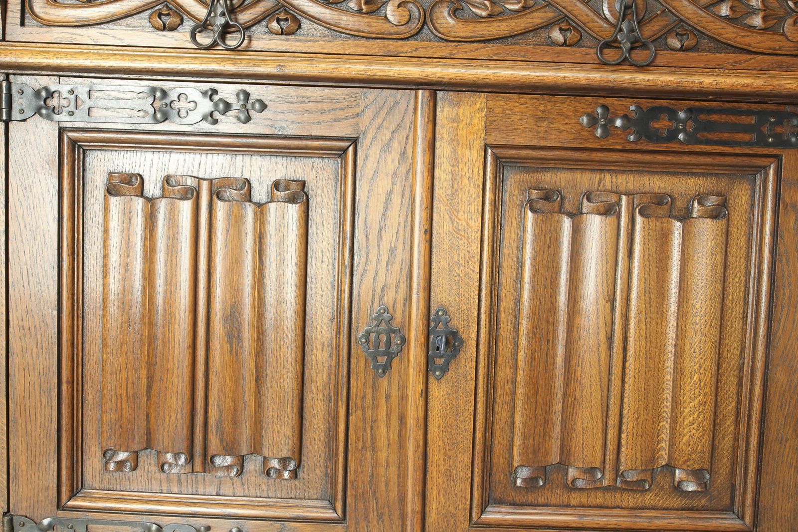 3053.0 Grand buffet espagnol en chêne sculpté de style néo-Renaissance, vers 1950 photo