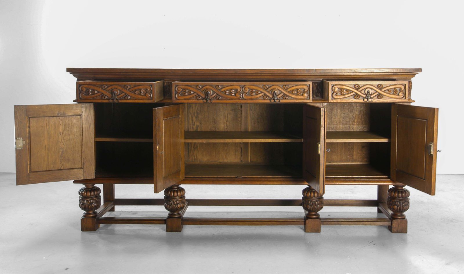 photo buy Grand buffet espagnol en chêne sculpté de style néo-Renaissance, vers 1950